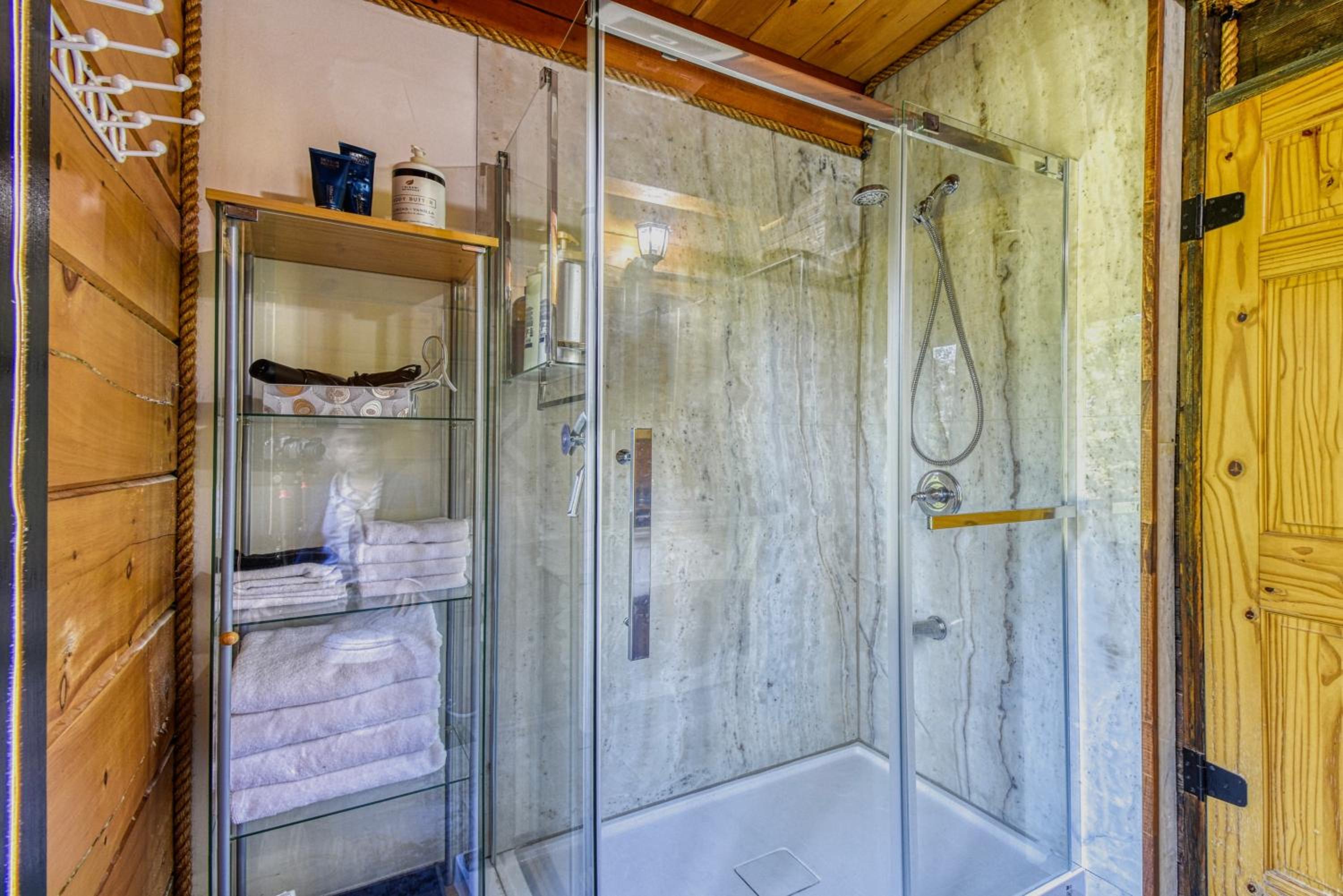 Grenville Gem: Luxury Chalet,Pool & Jacuzzi Oasis