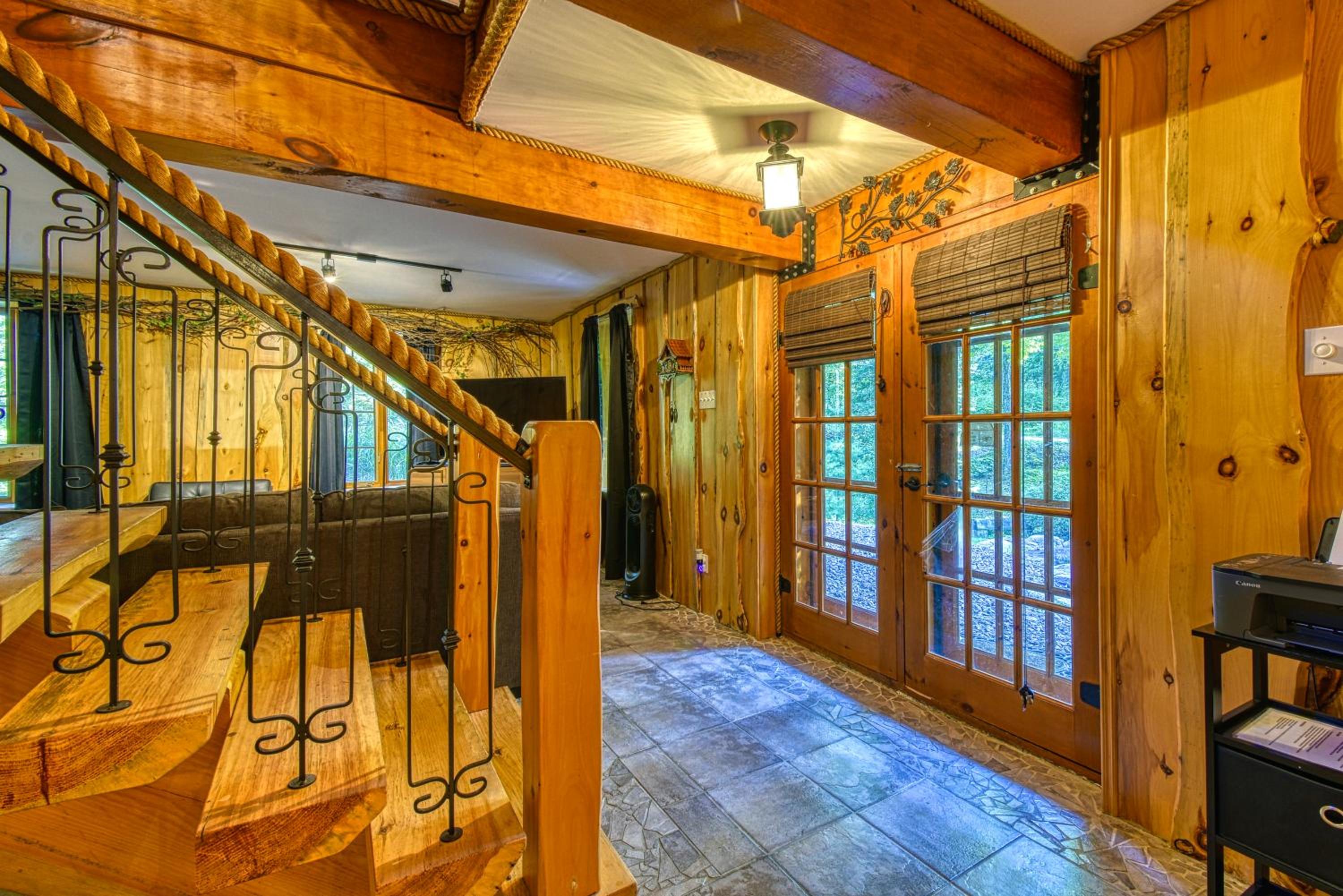 Grenville Gem: Luxury Chalet,Pool & Jacuzzi Oasis