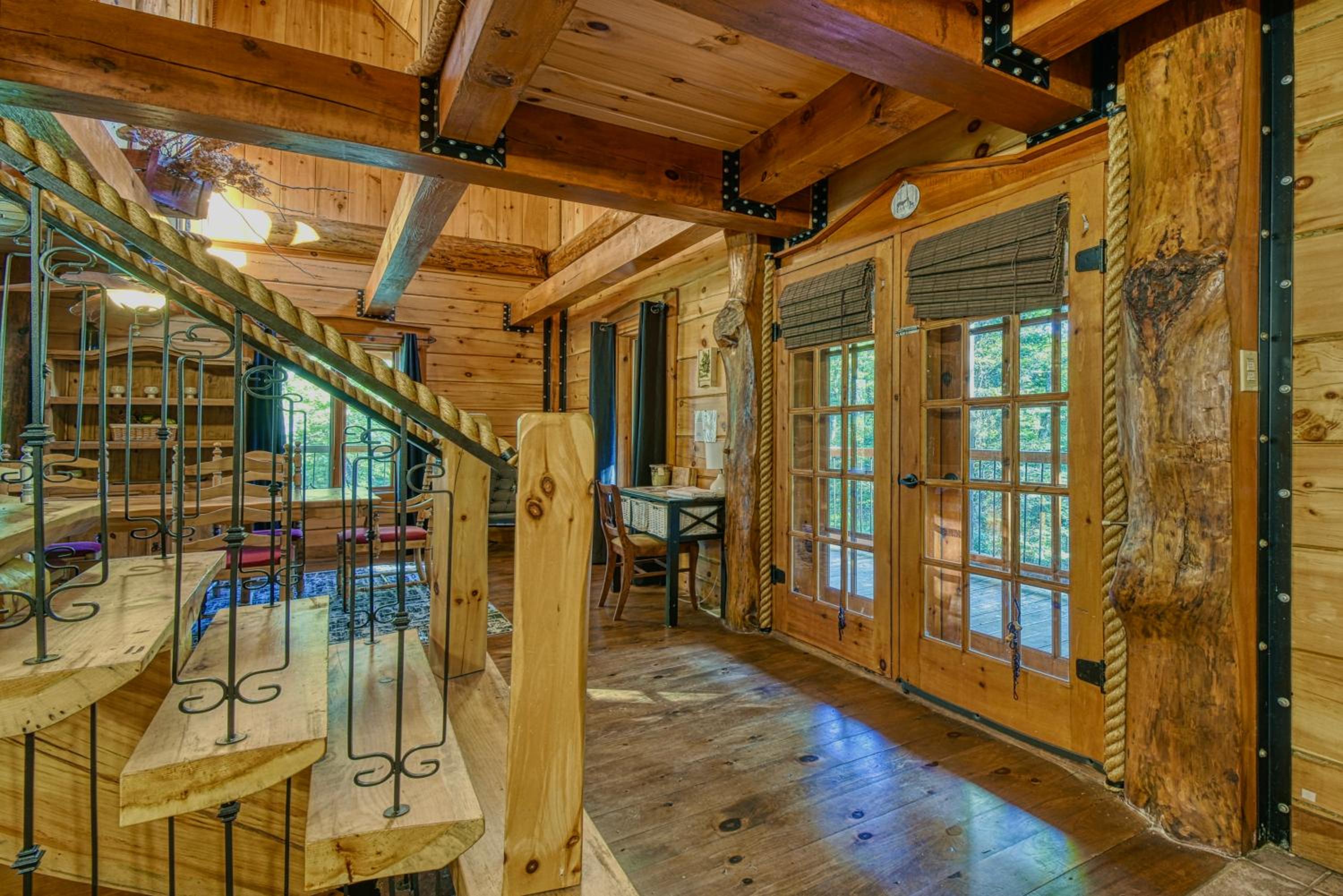 Grenville Gem: Luxury Chalet,Pool & Jacuzzi Oasis