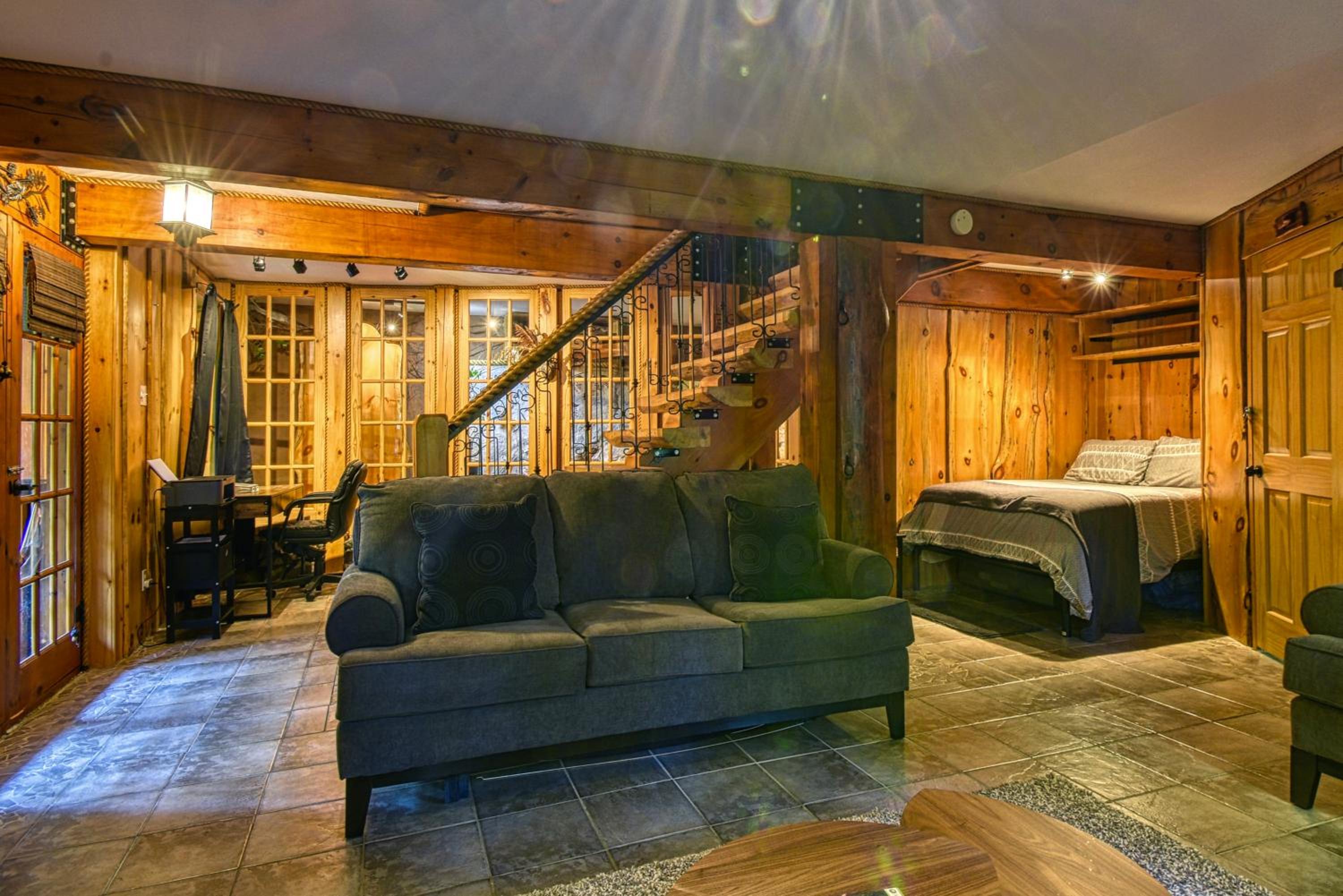 Grenville Gem: Luxury Chalet,Pool & Jacuzzi Oasis
