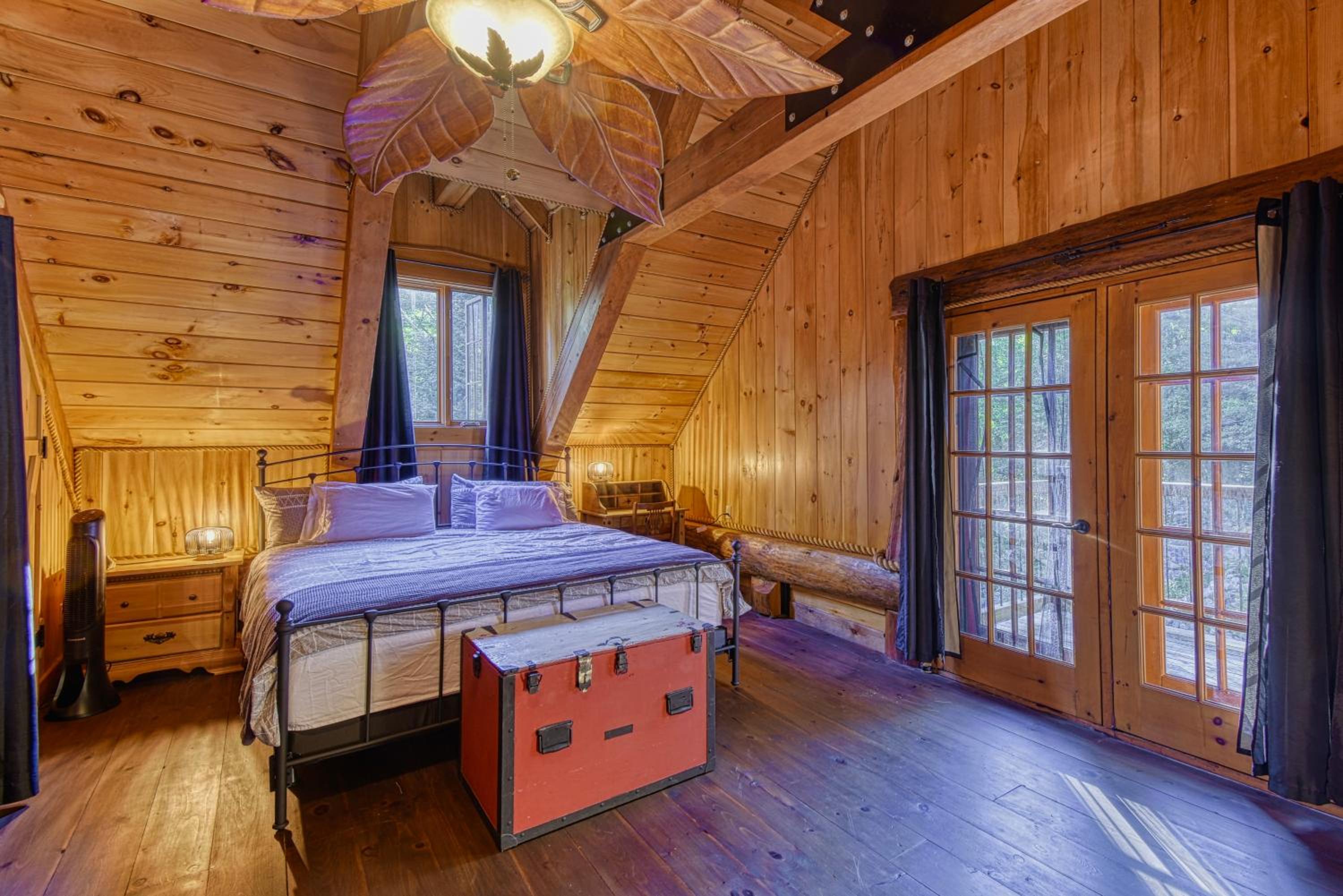 Grenville Gem: Luxury Chalet,Pool & Jacuzzi Oasis