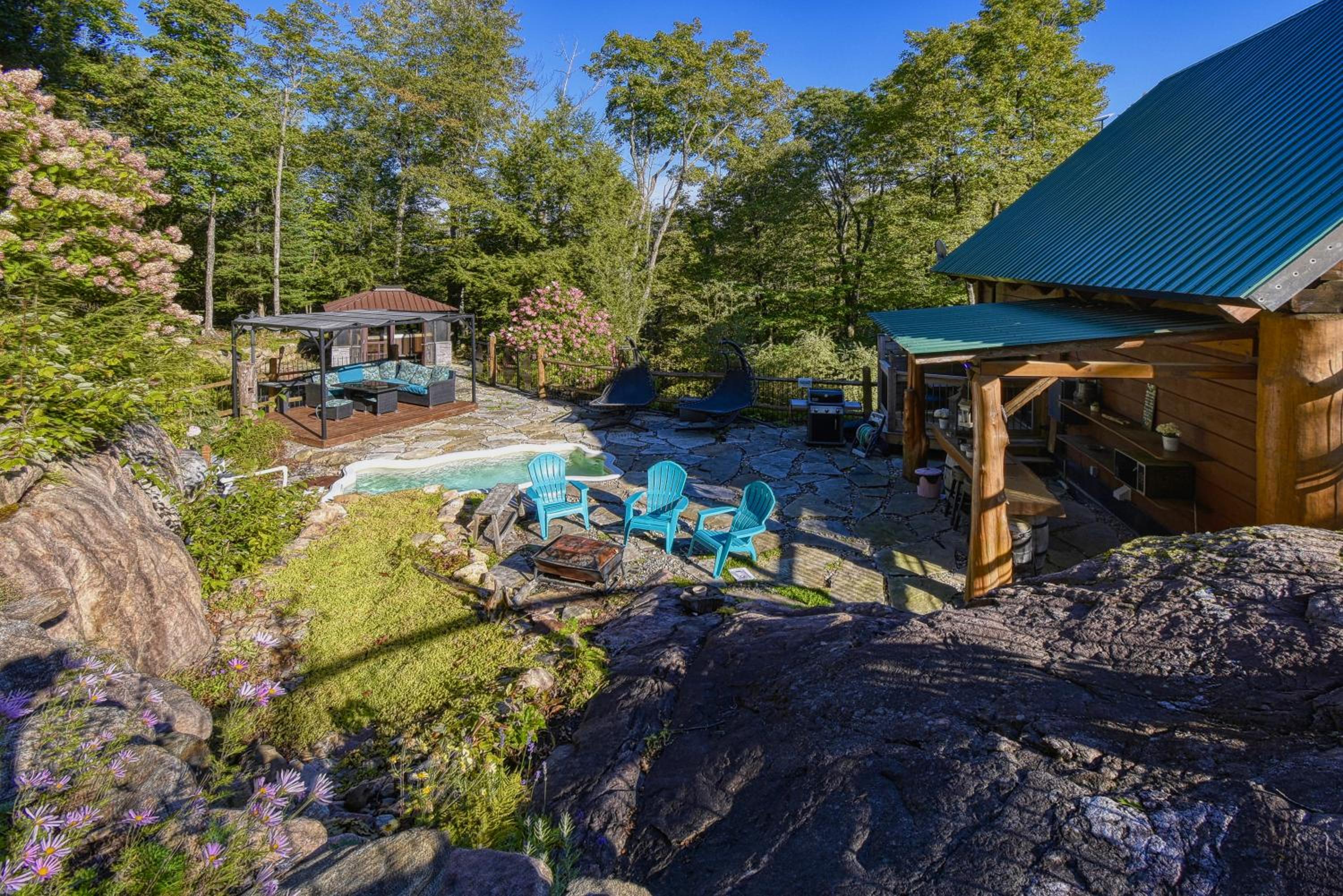 Grenville Gem: Luxury Chalet,Pool & Jacuzzi Oasis