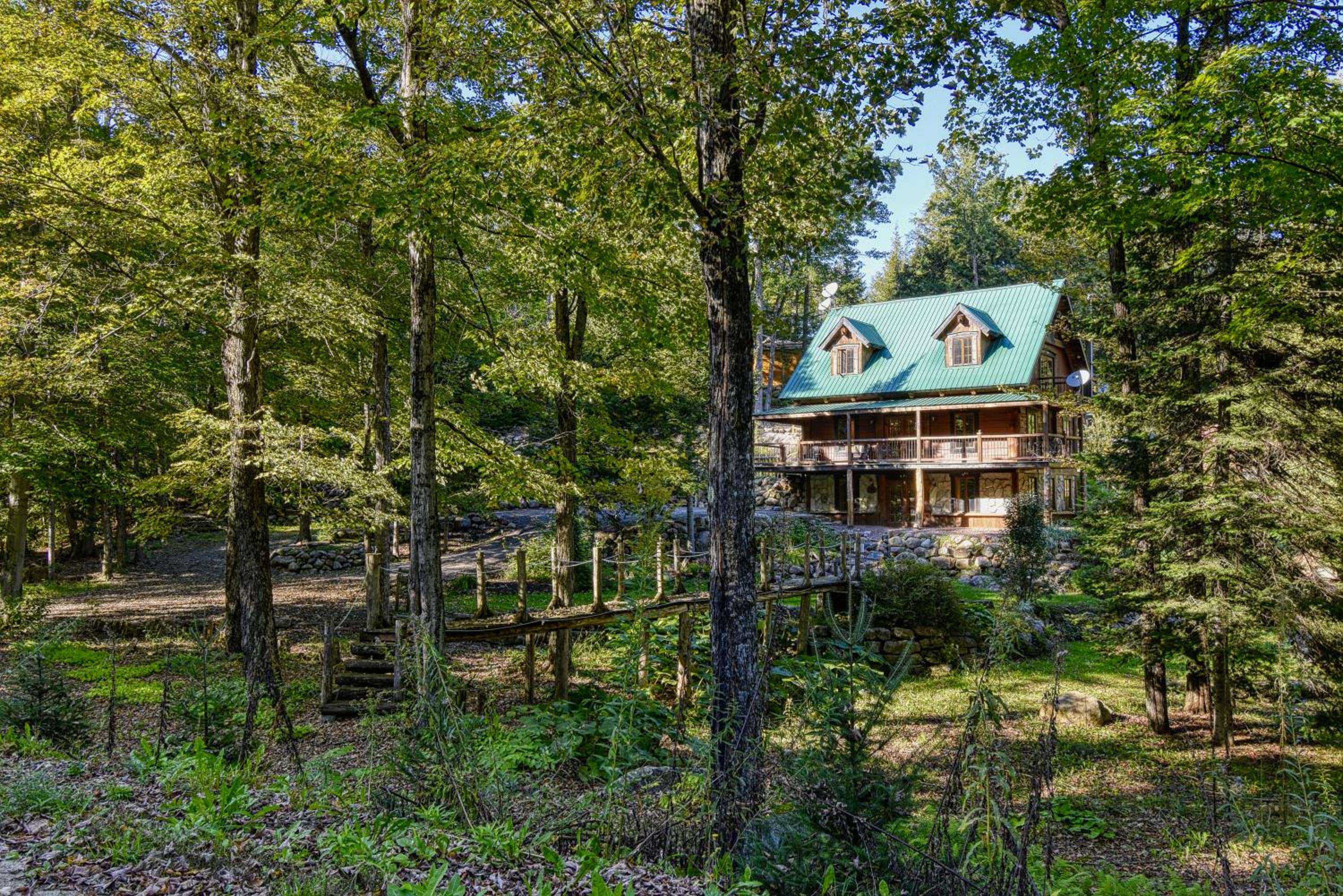 Grenville Gem: Luxury Chalet,Pool & Jacuzzi Oasis