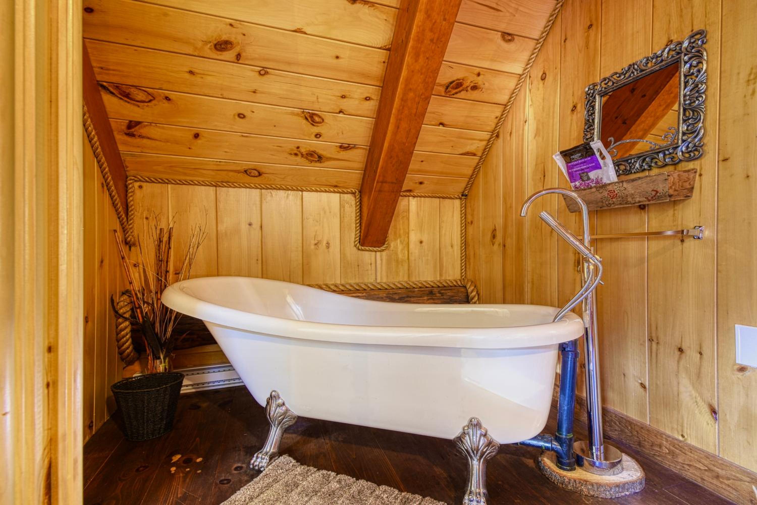 Grenville Gem: Luxury Chalet,Pool & Jacuzzi Oasis