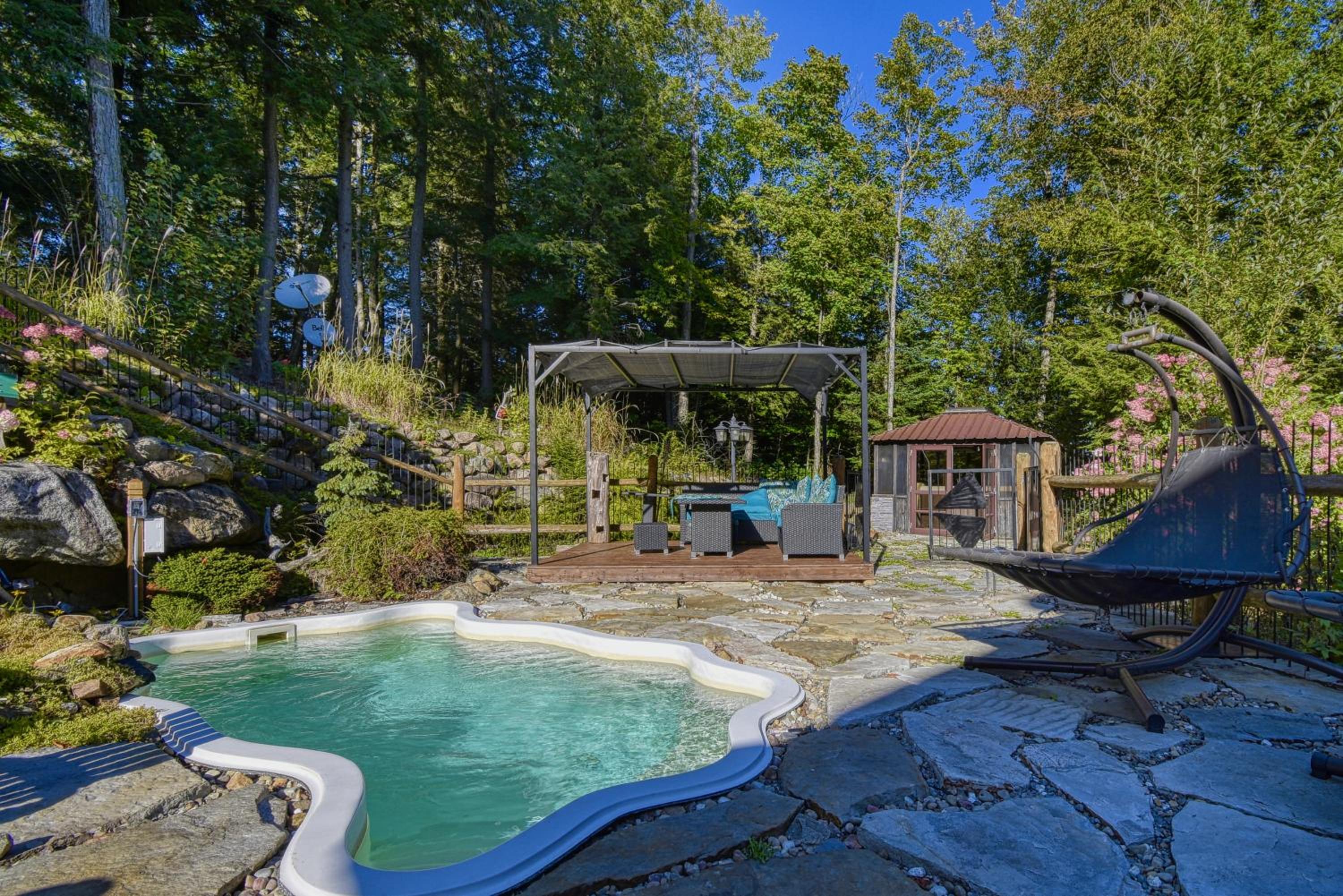 Grenville Gem: Luxury Chalet,Pool & Jacuzzi Oasis