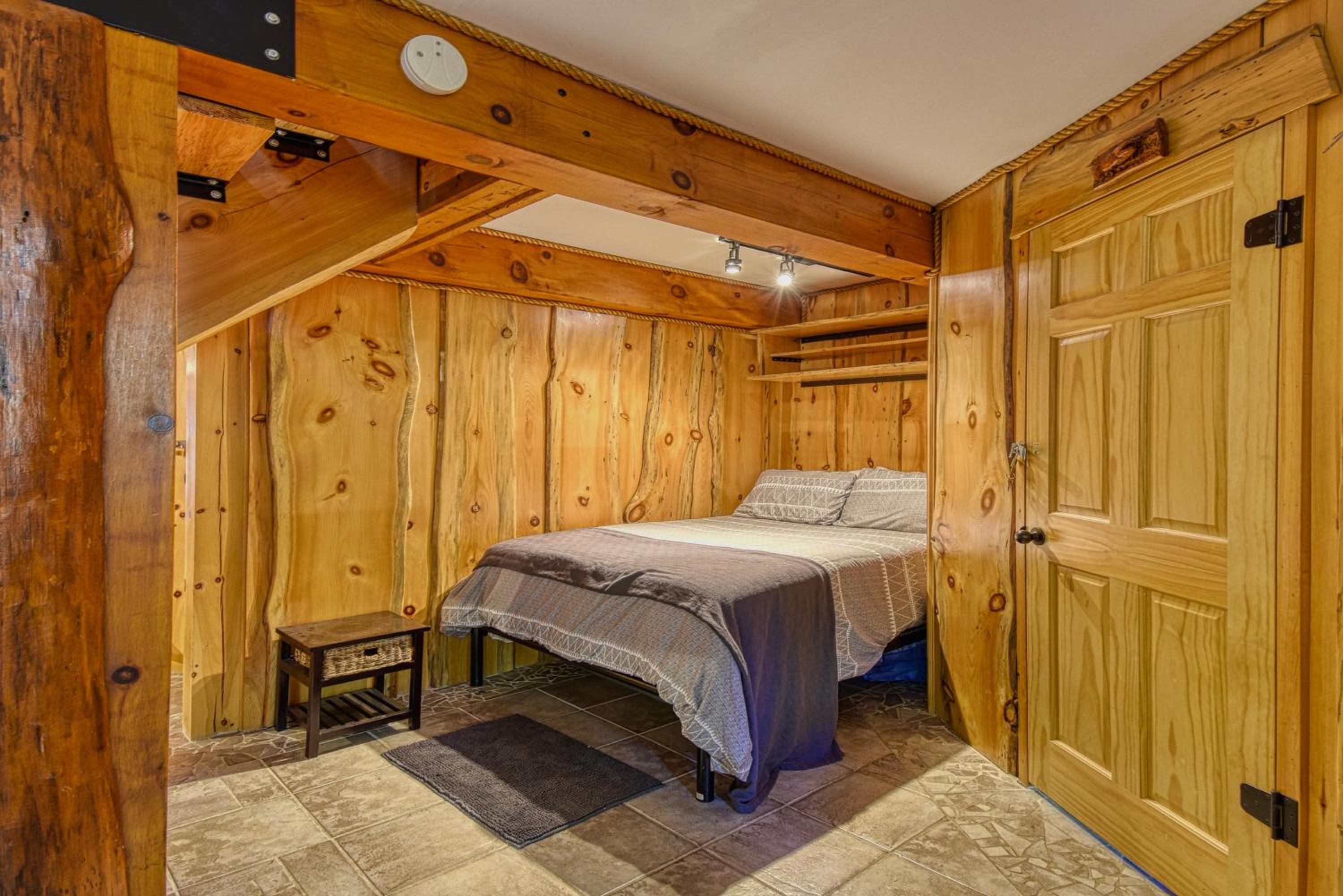 Grenville Gem: Luxury Chalet,Pool & Jacuzzi Oasis