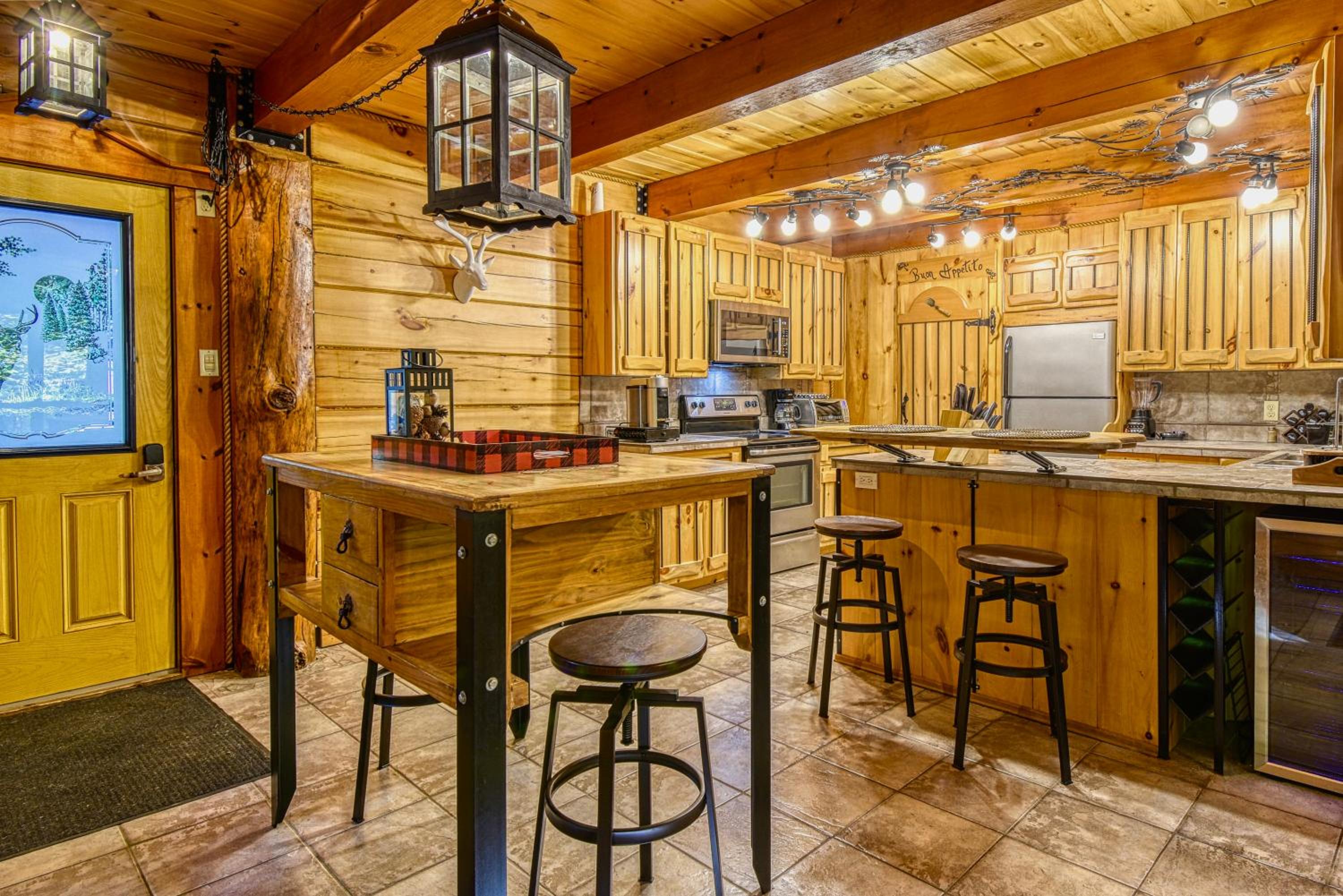 Grenville Gem: Luxury Chalet,Pool & Jacuzzi Oasis