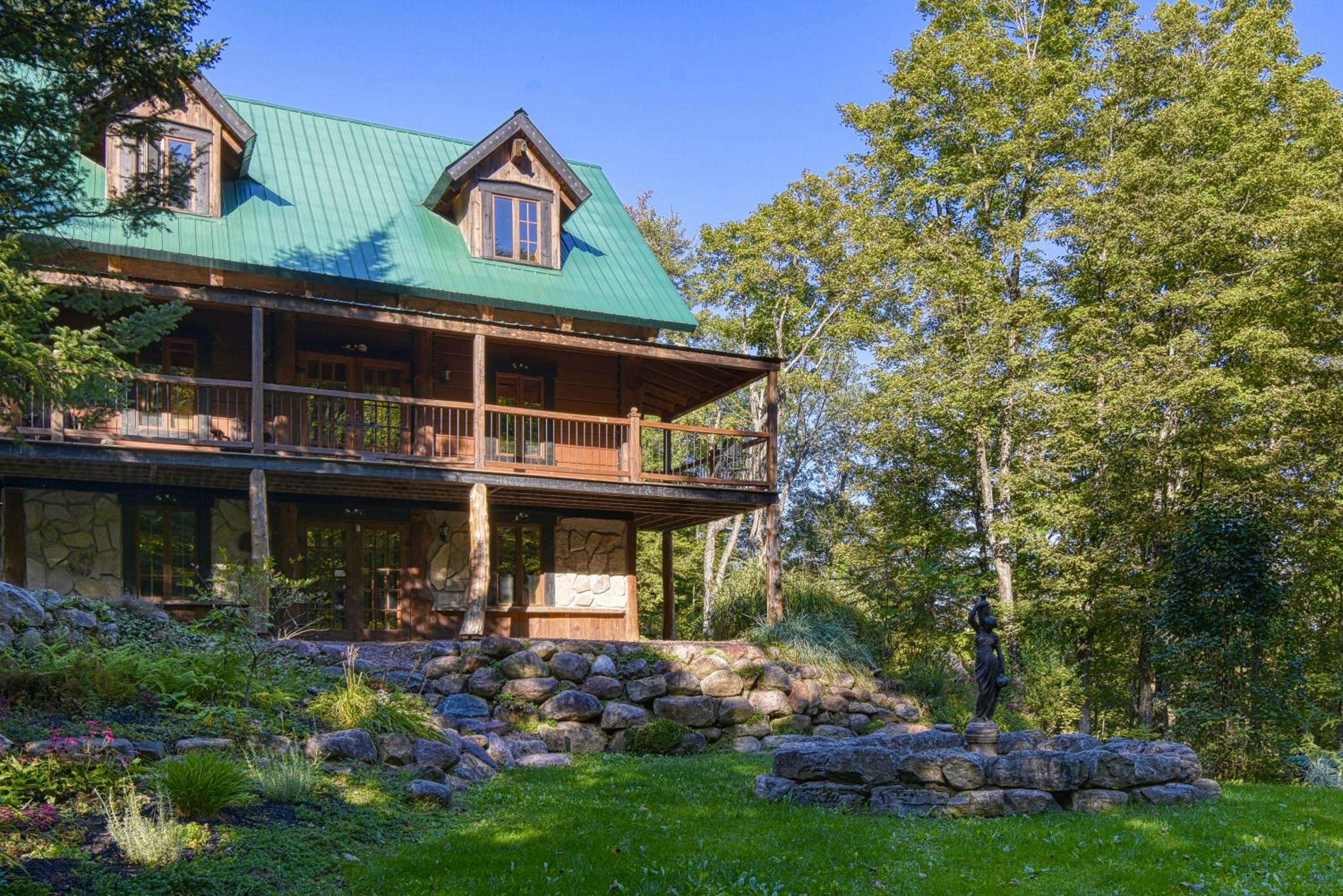 Grenville Gem: Luxury Chalet,Pool & Jacuzzi Oasis