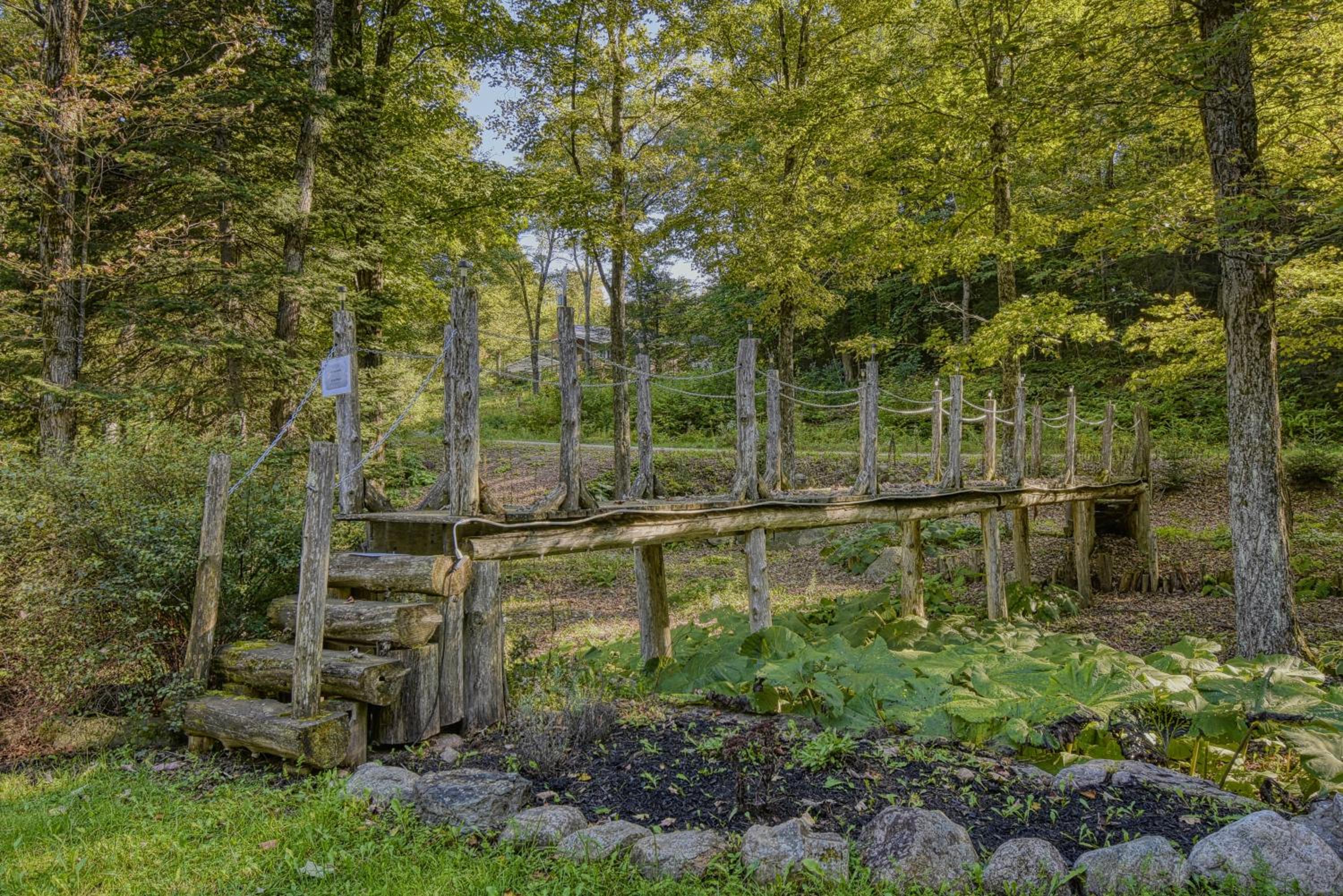 Grenville Gem: Luxury Chalet,Pool & Jacuzzi Oasis