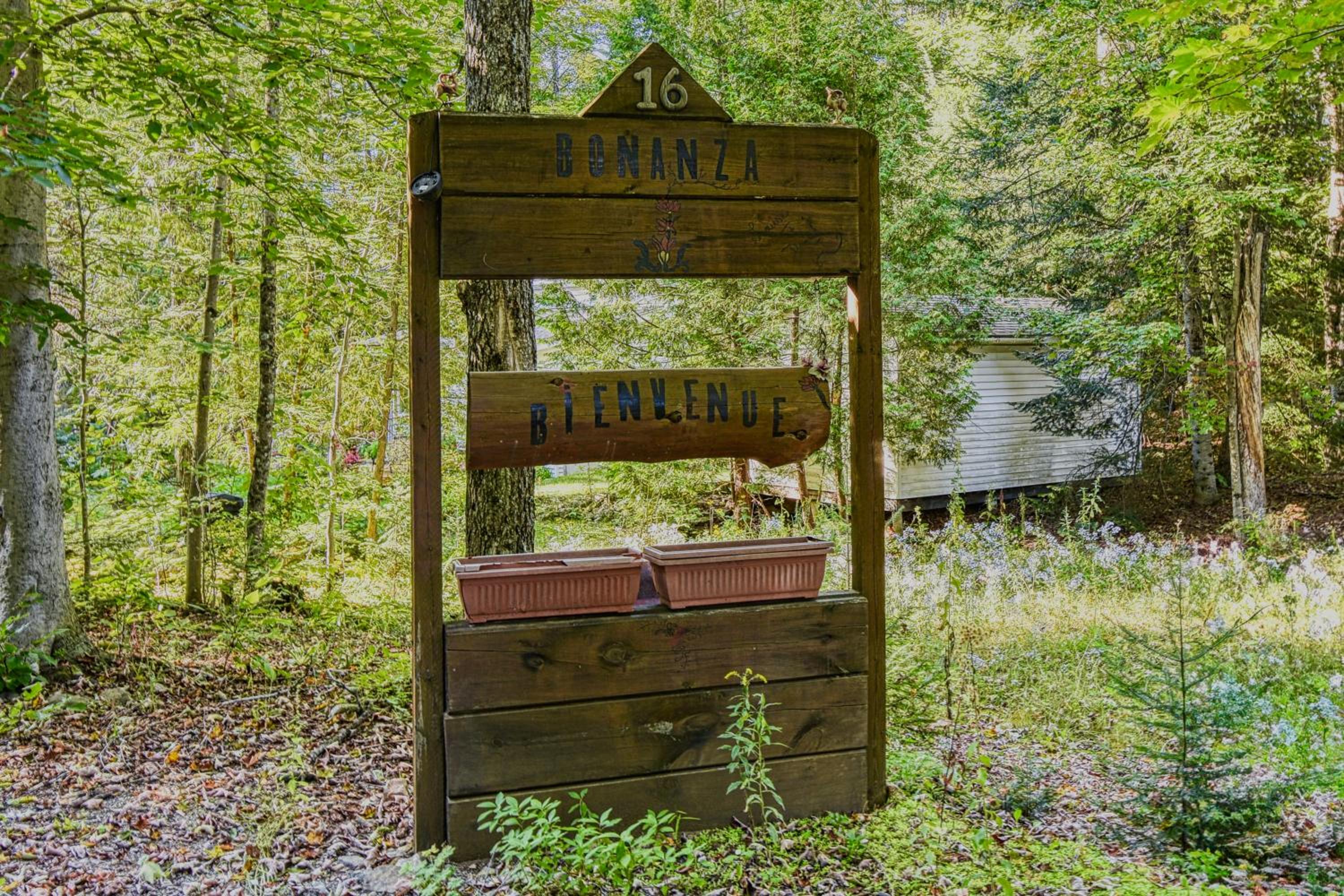 Grenville Gem: Luxury Chalet,Pool & Jacuzzi Oasis