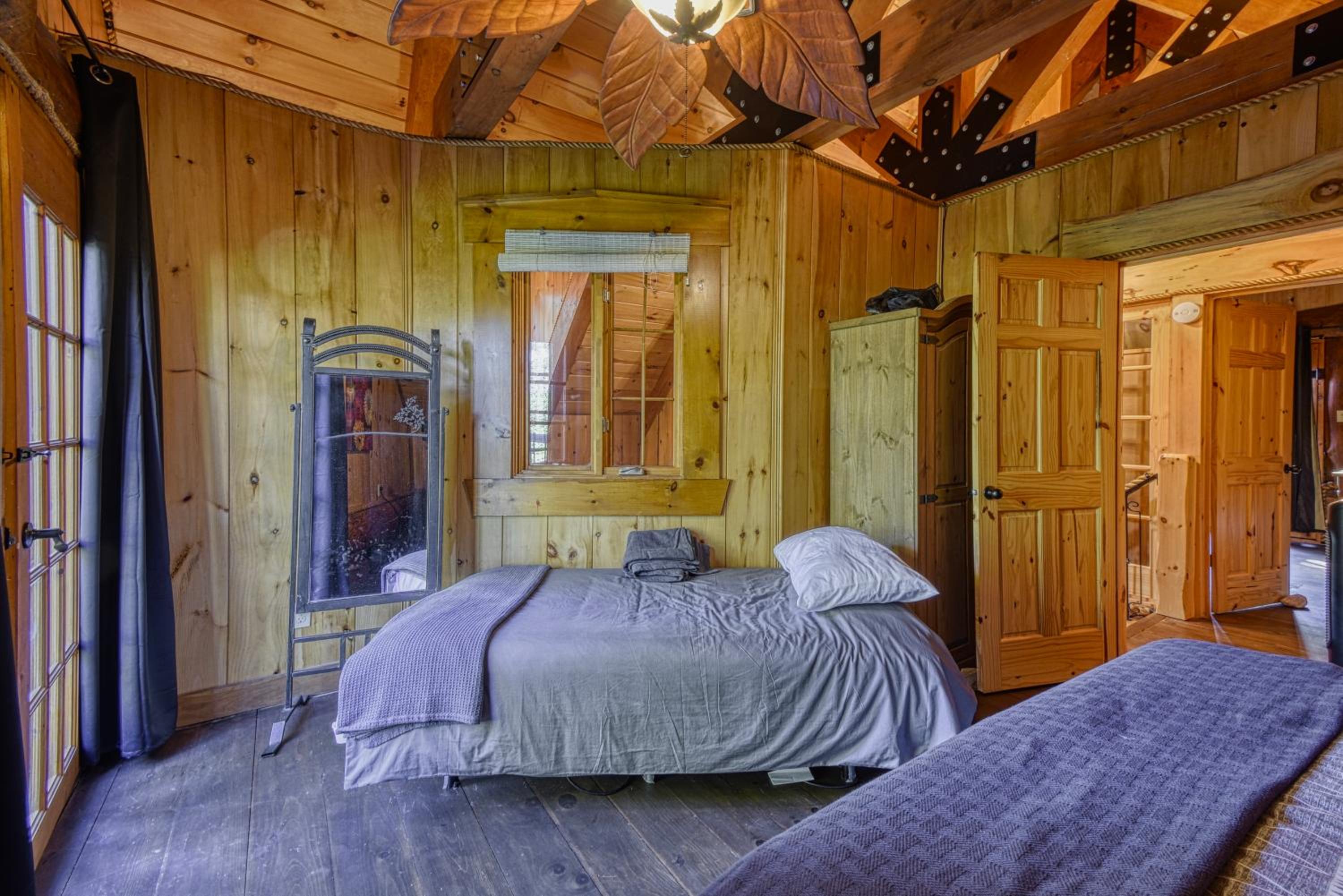 Grenville Gem: Luxury Chalet,Pool & Jacuzzi Oasis