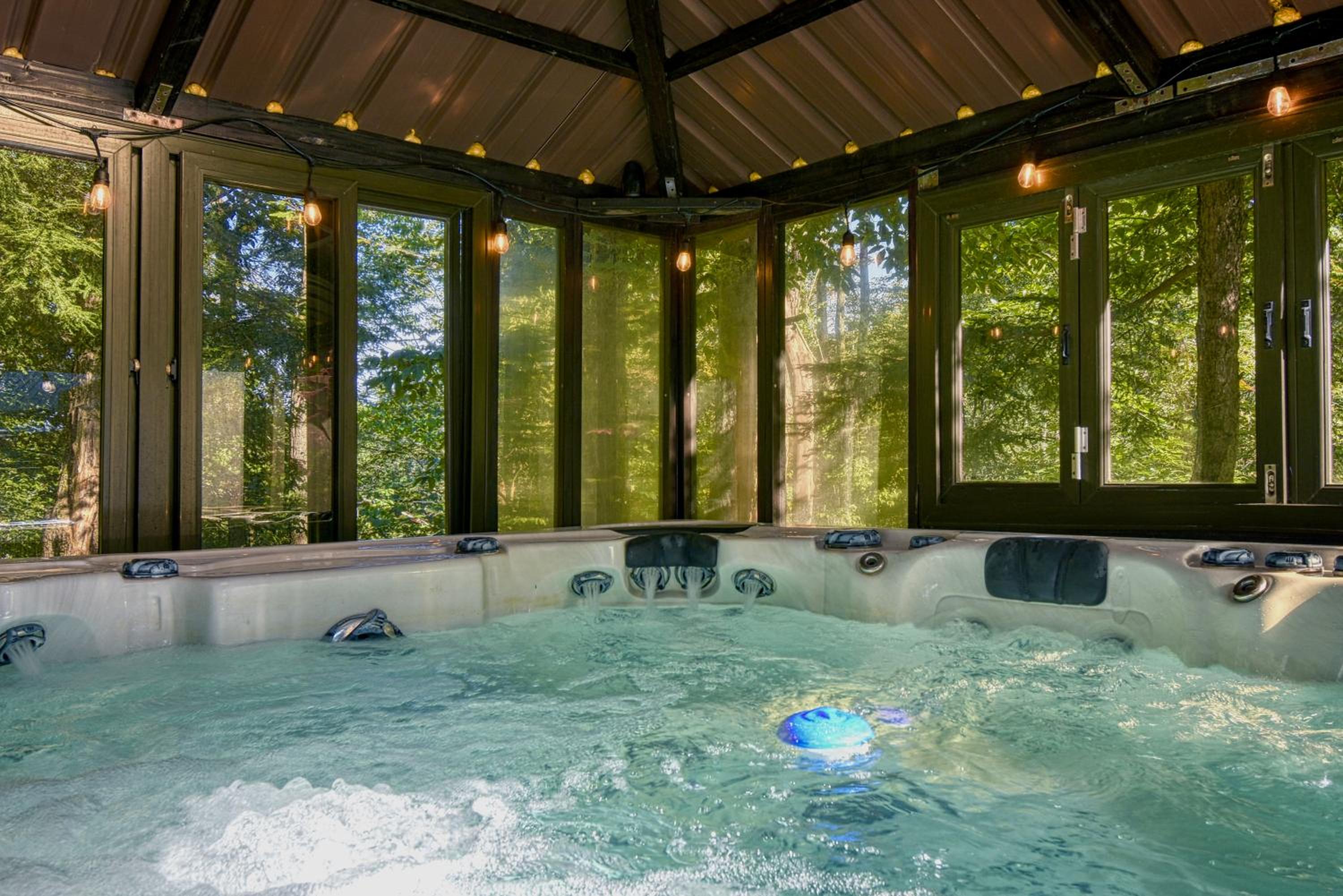 Grenville Gem: Luxury Chalet,Pool & Jacuzzi Oasis