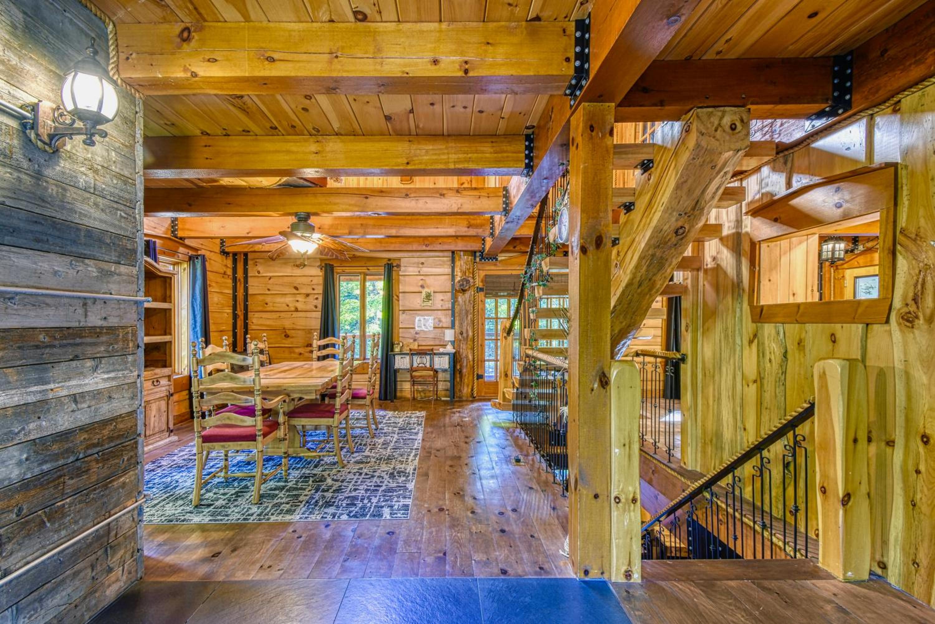 Grenville Gem: Luxury Chalet,Pool & Jacuzzi Oasis