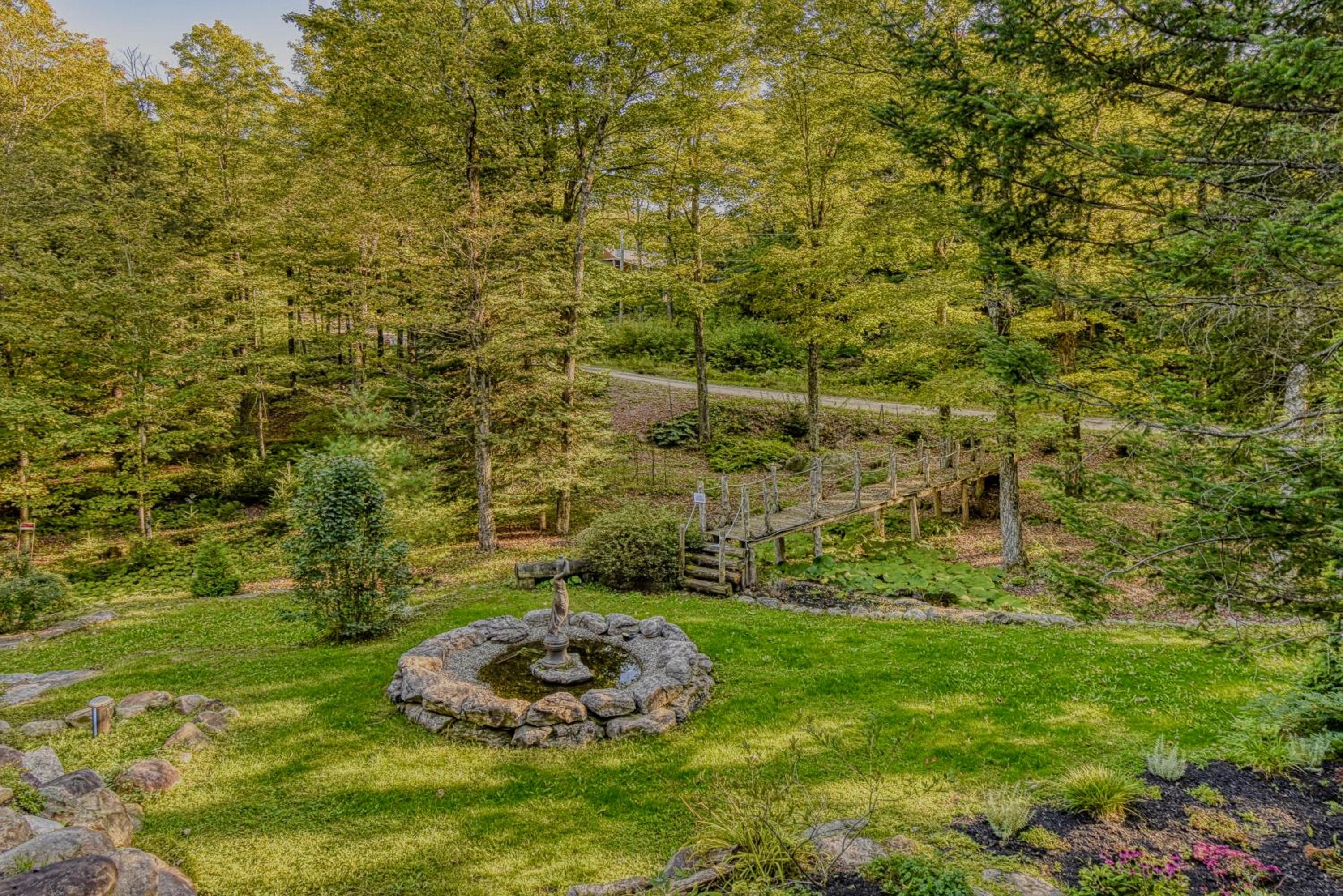 Grenville Gem: Luxury Chalet,Pool & Jacuzzi Oasis