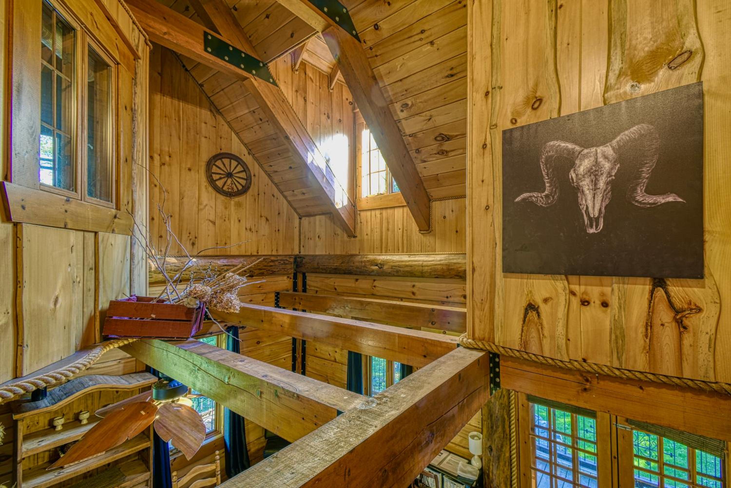 Grenville Gem: Luxury Chalet,Pool & Jacuzzi Oasis