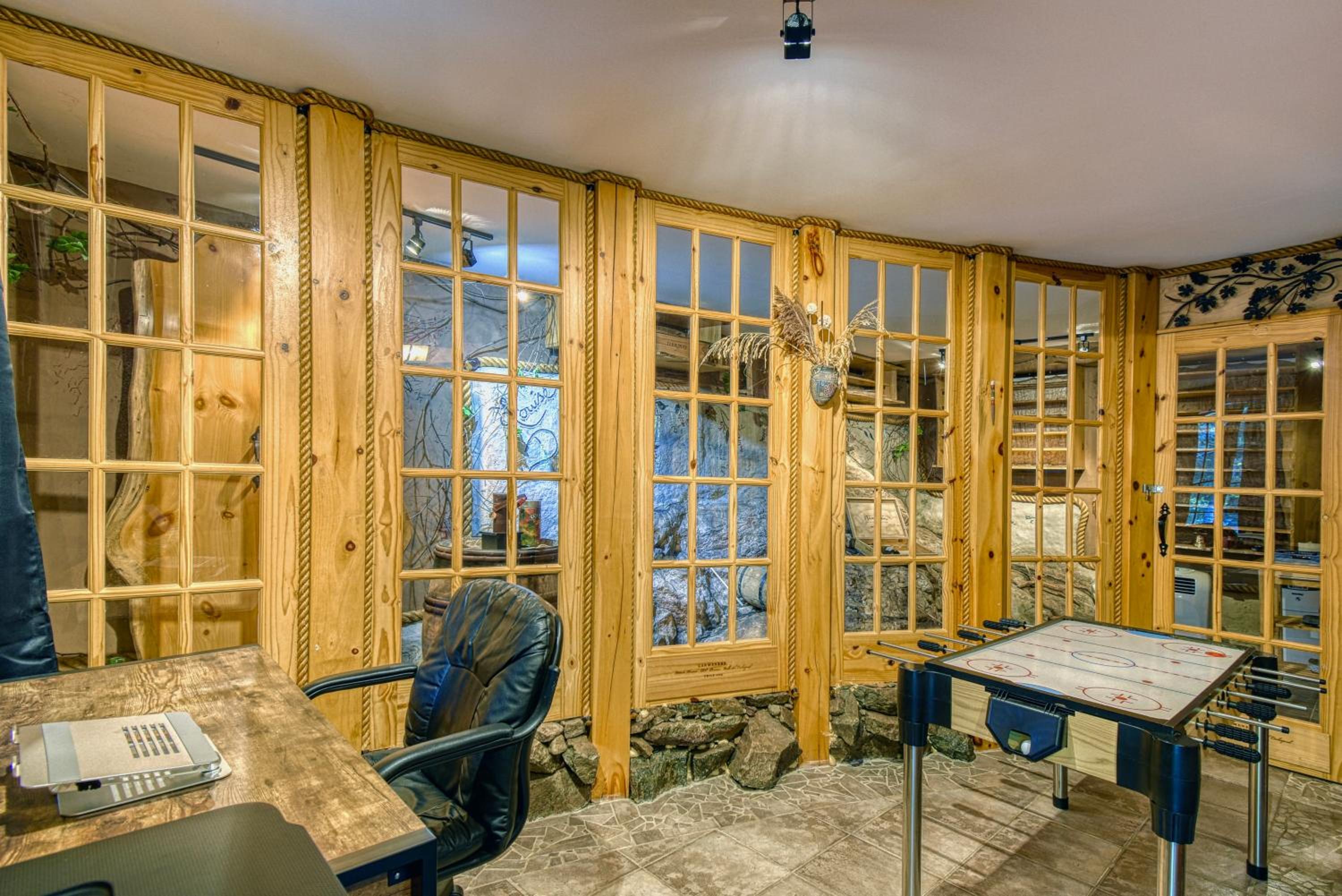 Grenville Gem: Luxury Chalet,Pool & Jacuzzi Oasis