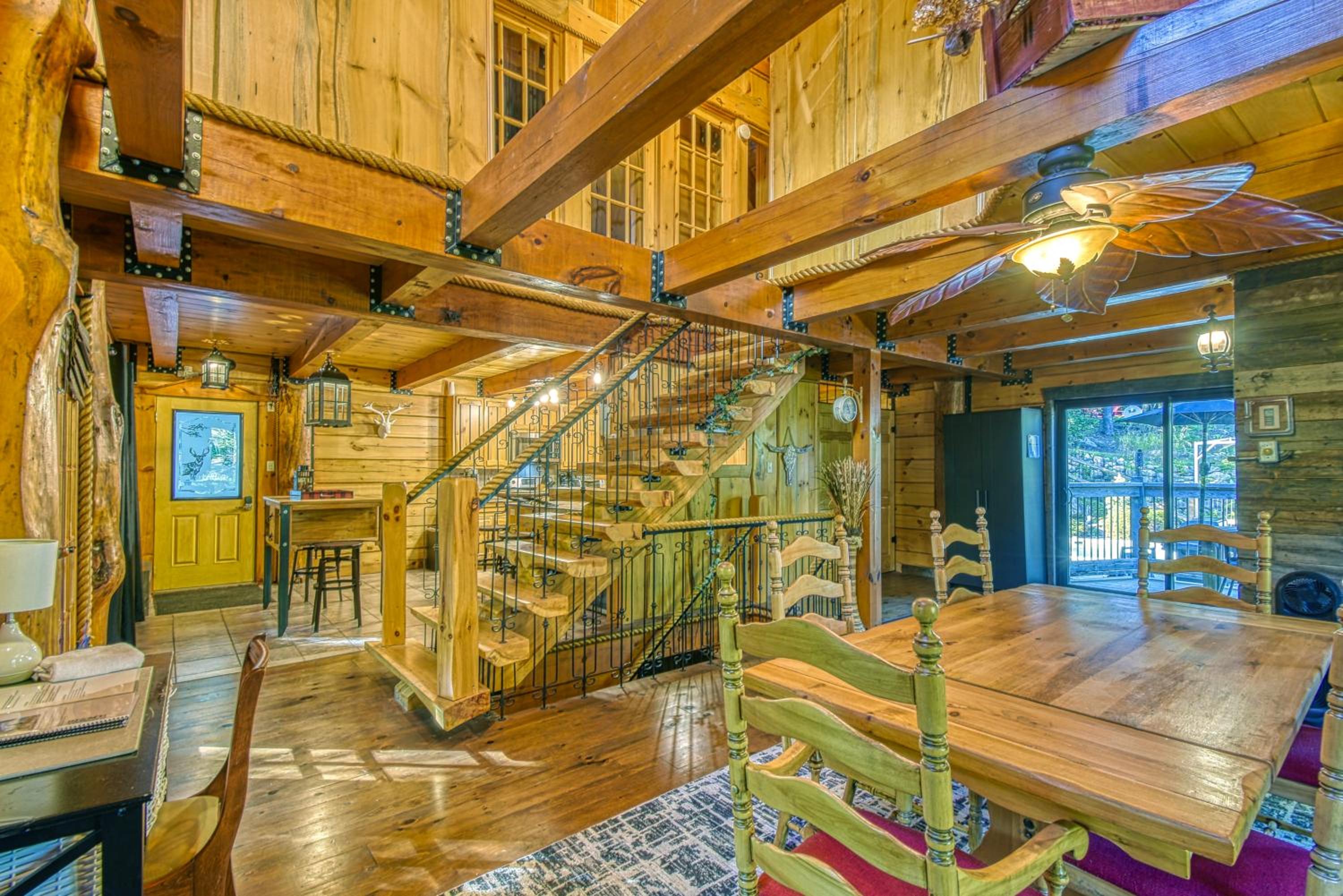 Grenville Gem: Luxury Chalet,Pool & Jacuzzi Oasis