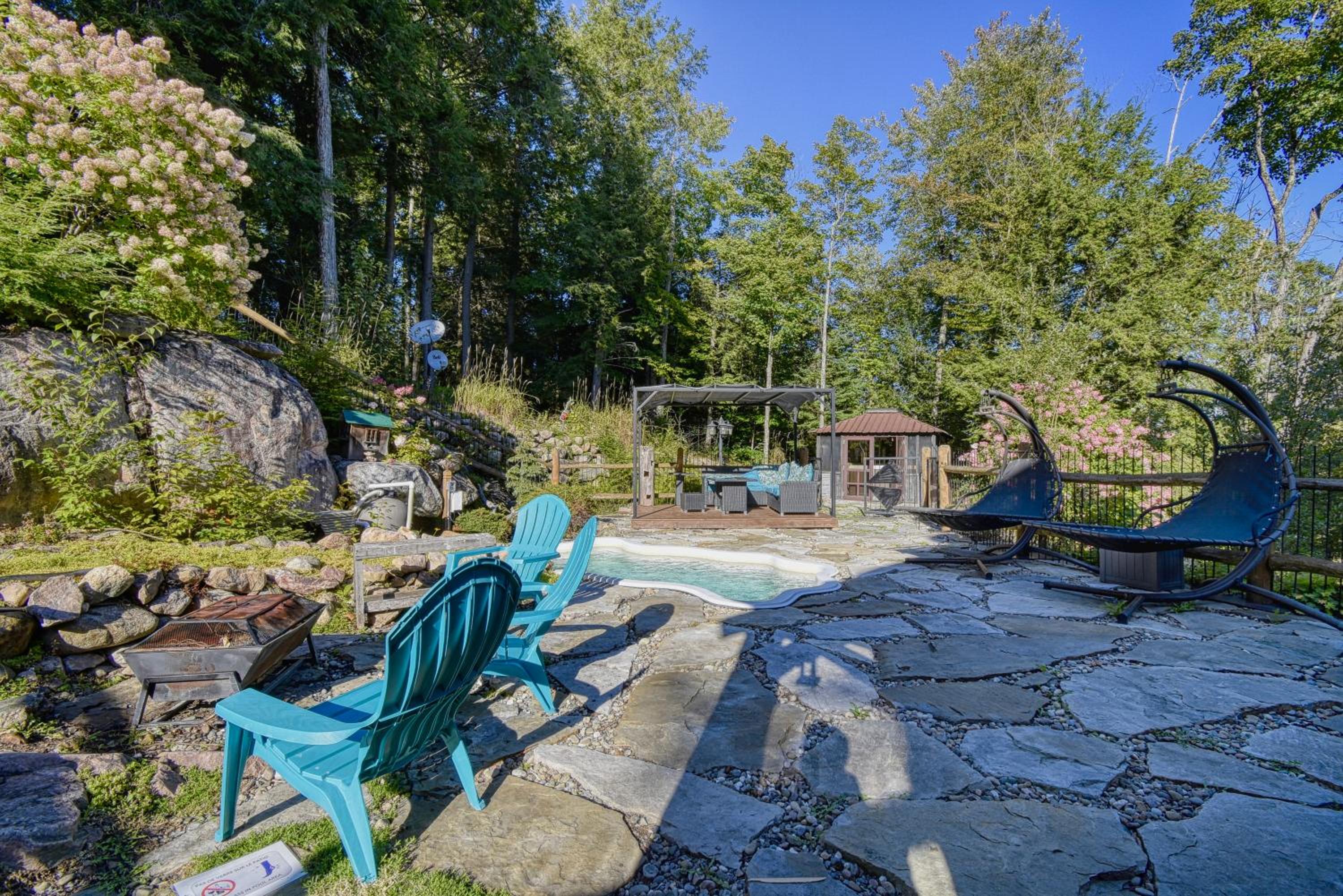Grenville Gem: Luxury Chalet,Pool & Jacuzzi Oasis