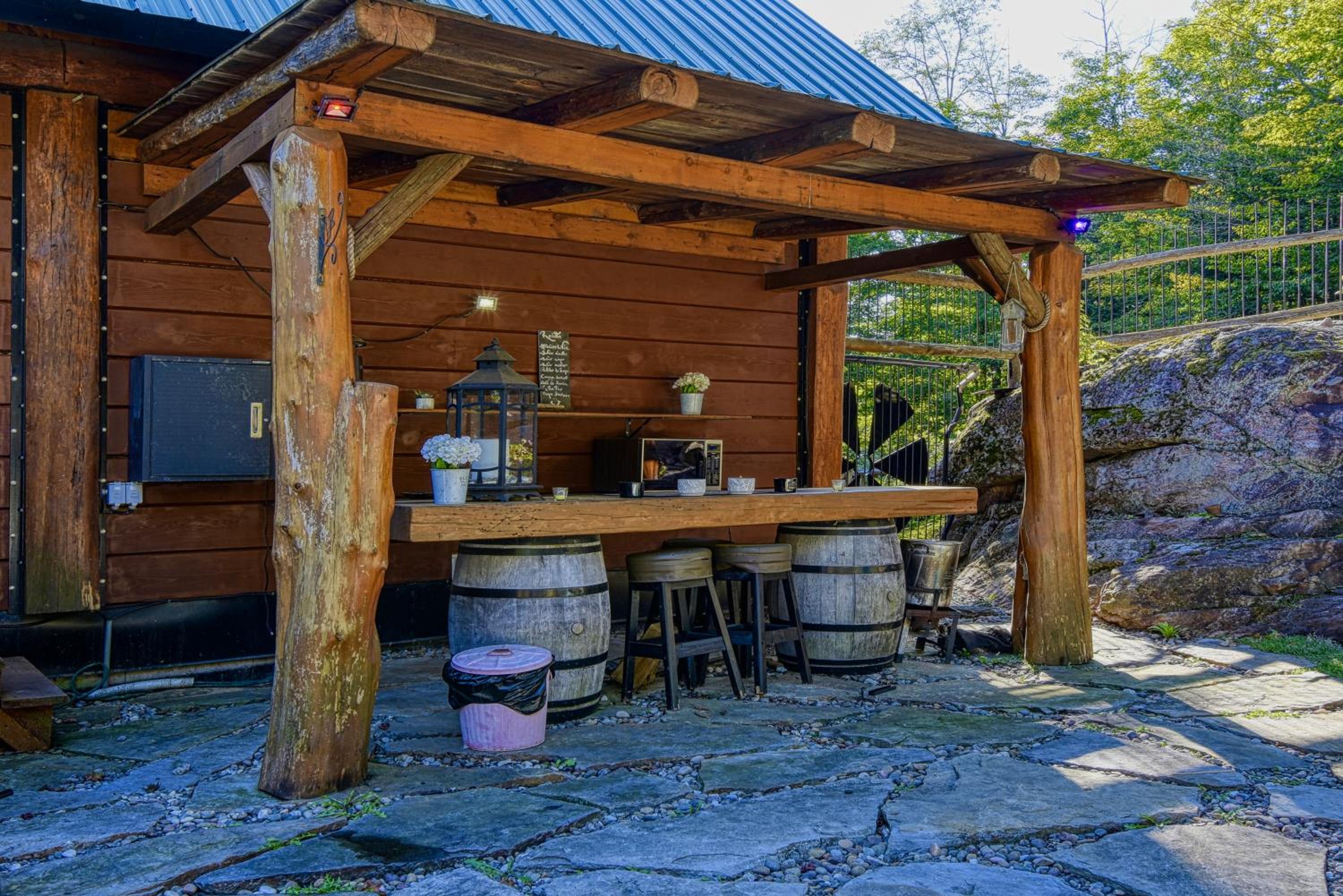 Grenville Gem: Luxury Chalet,Pool & Jacuzzi Oasis