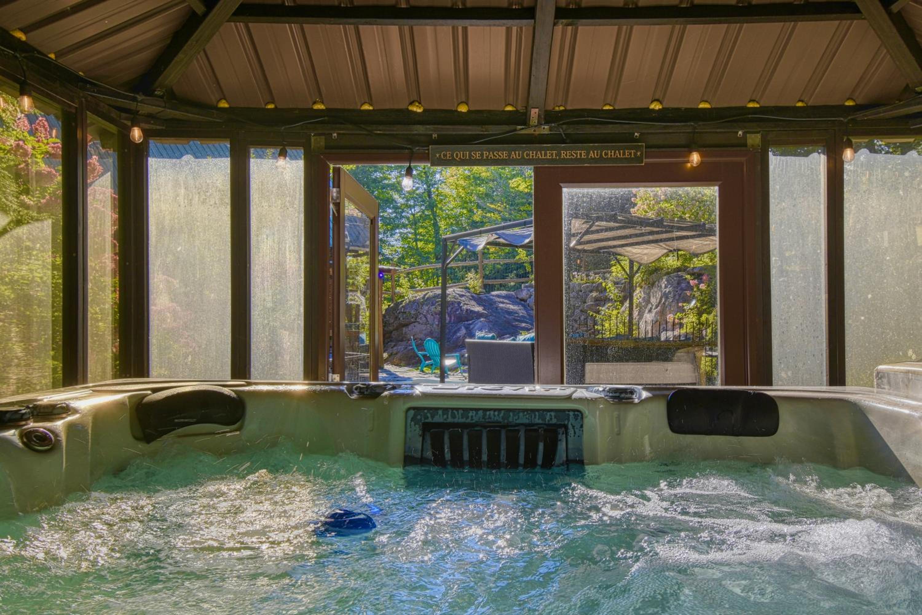 Grenville Gem: Luxury Chalet,Pool & Jacuzzi Oasis