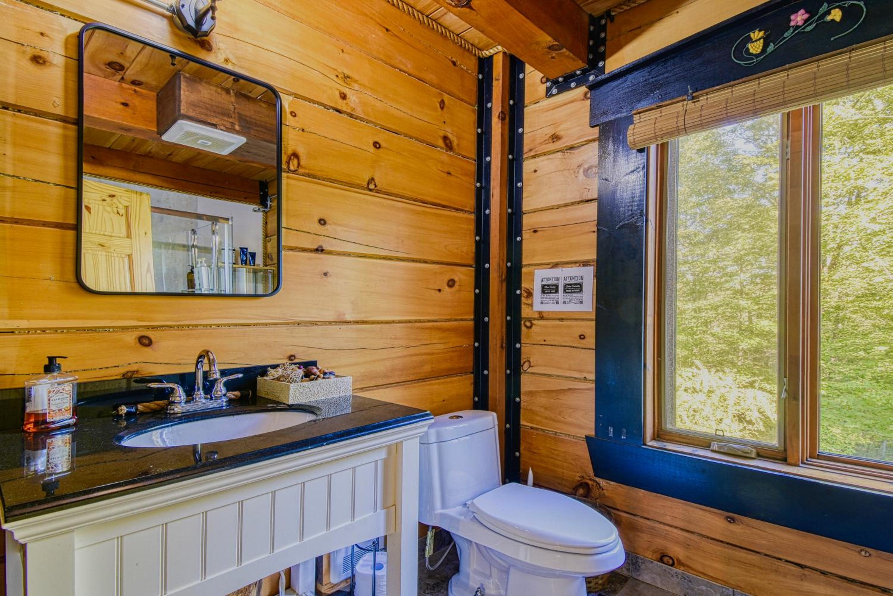 Grenville Gem: Luxury Chalet,Pool & Jacuzzi Oasis