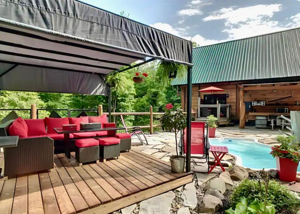 Grenville Gem: Luxury Chalet,Pool & Jacuzzi Oasis