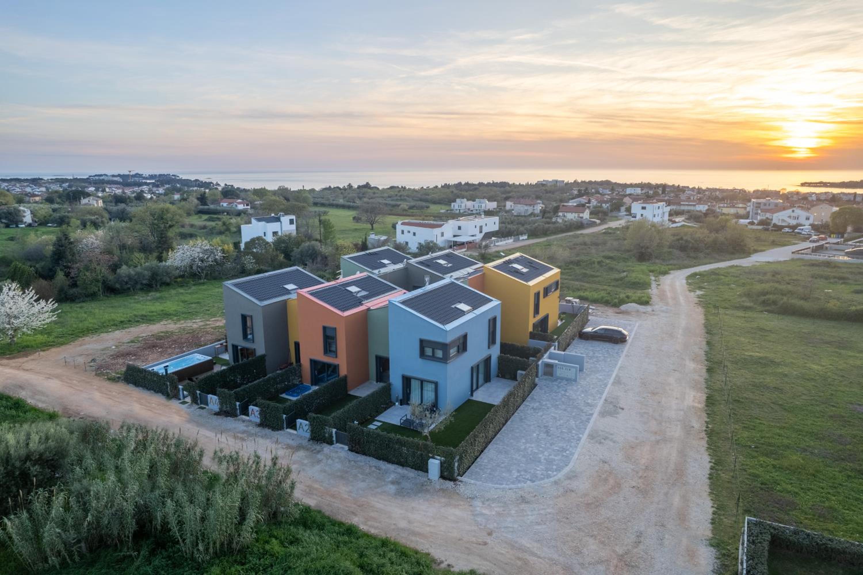 NEW stylish Casa Melisa with 2 gardens and BBQ facilities!