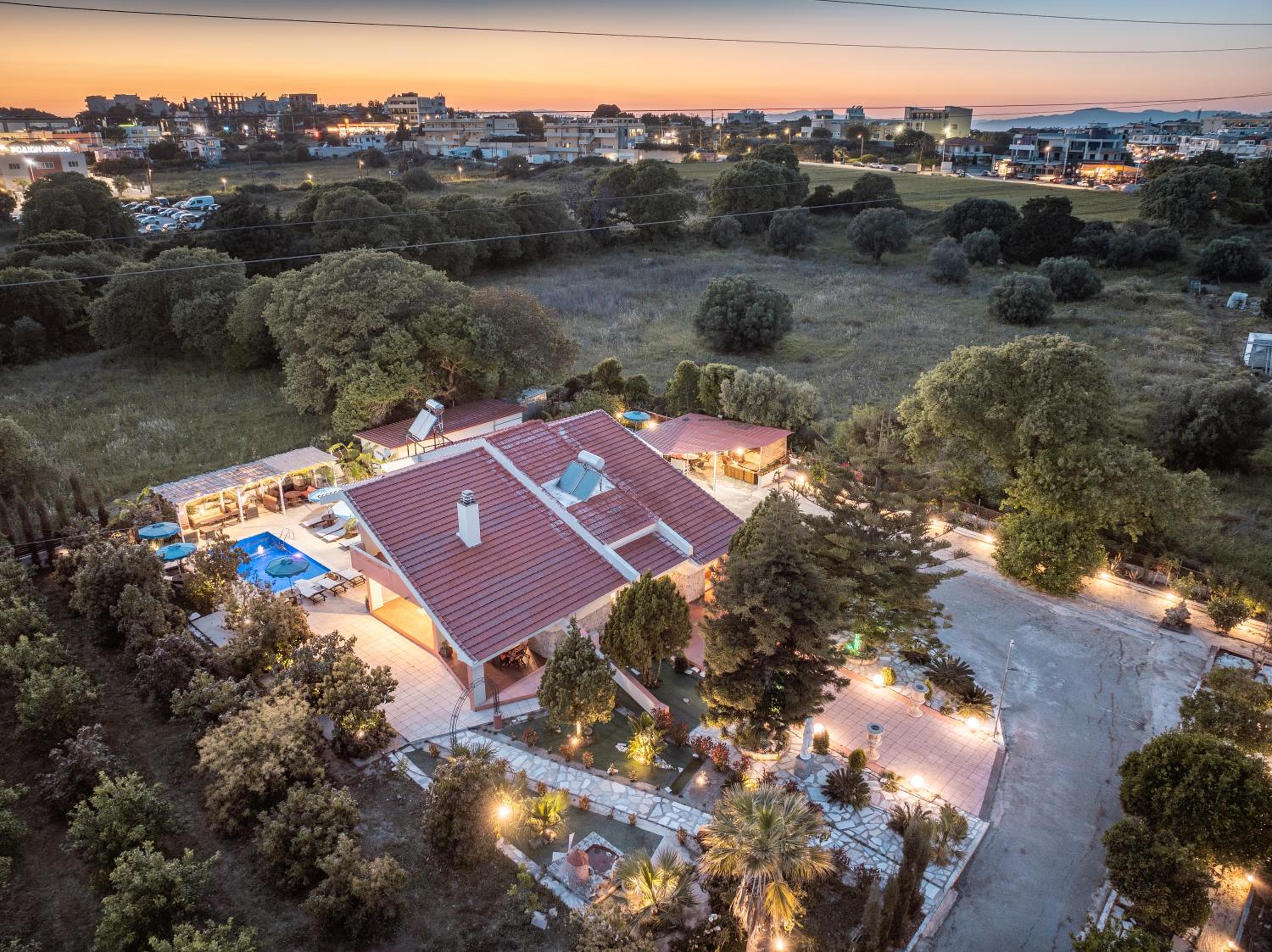 Hotel Artzy Villa - Image 1