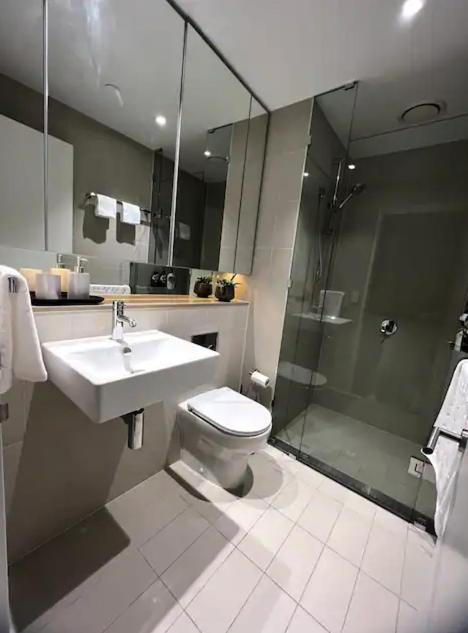 Free Parking Private Room in Docklands - Amazing View - Shared Washroom - Homestay with Host