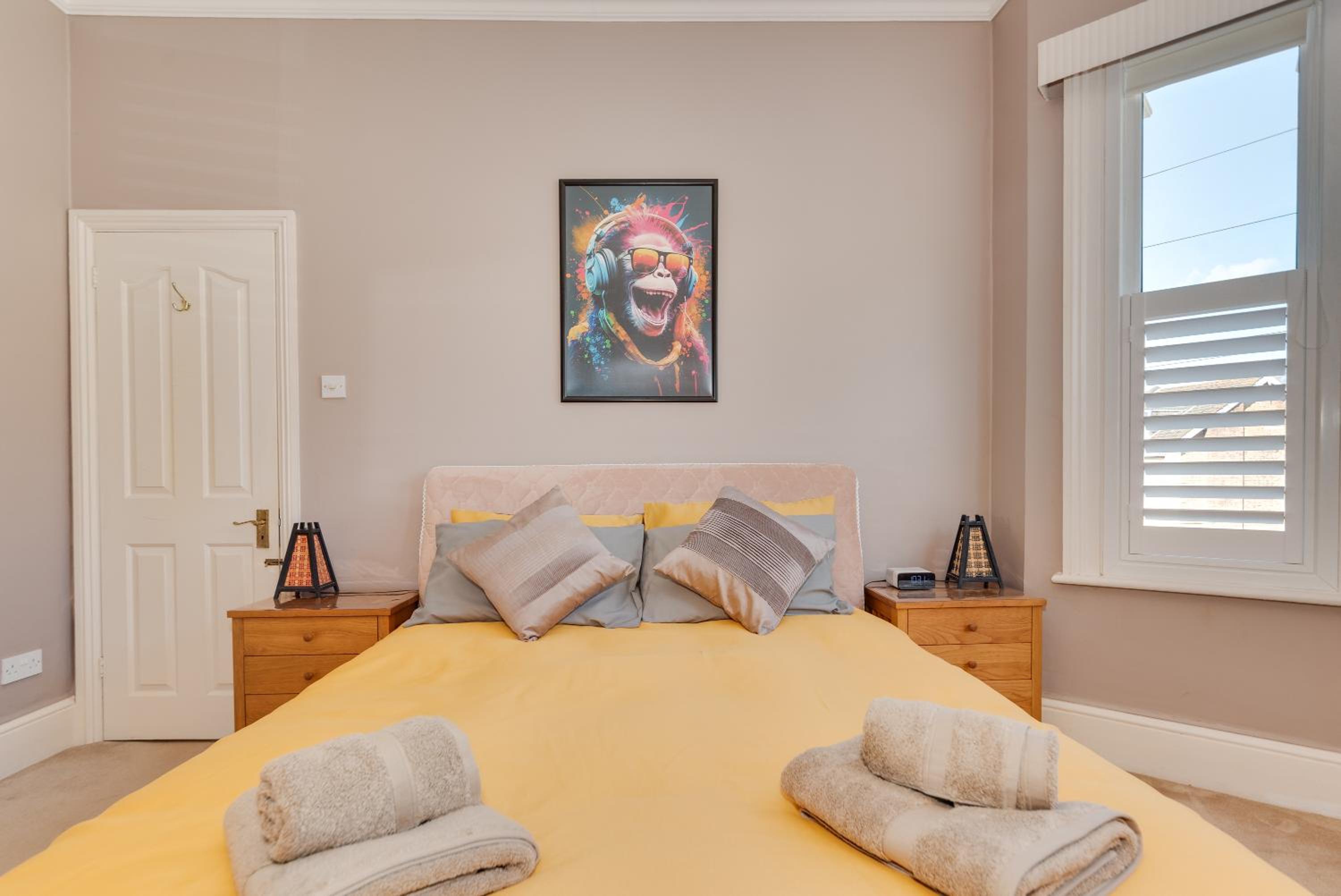 Happy Monkey Town House - Sleeps 9 view 4