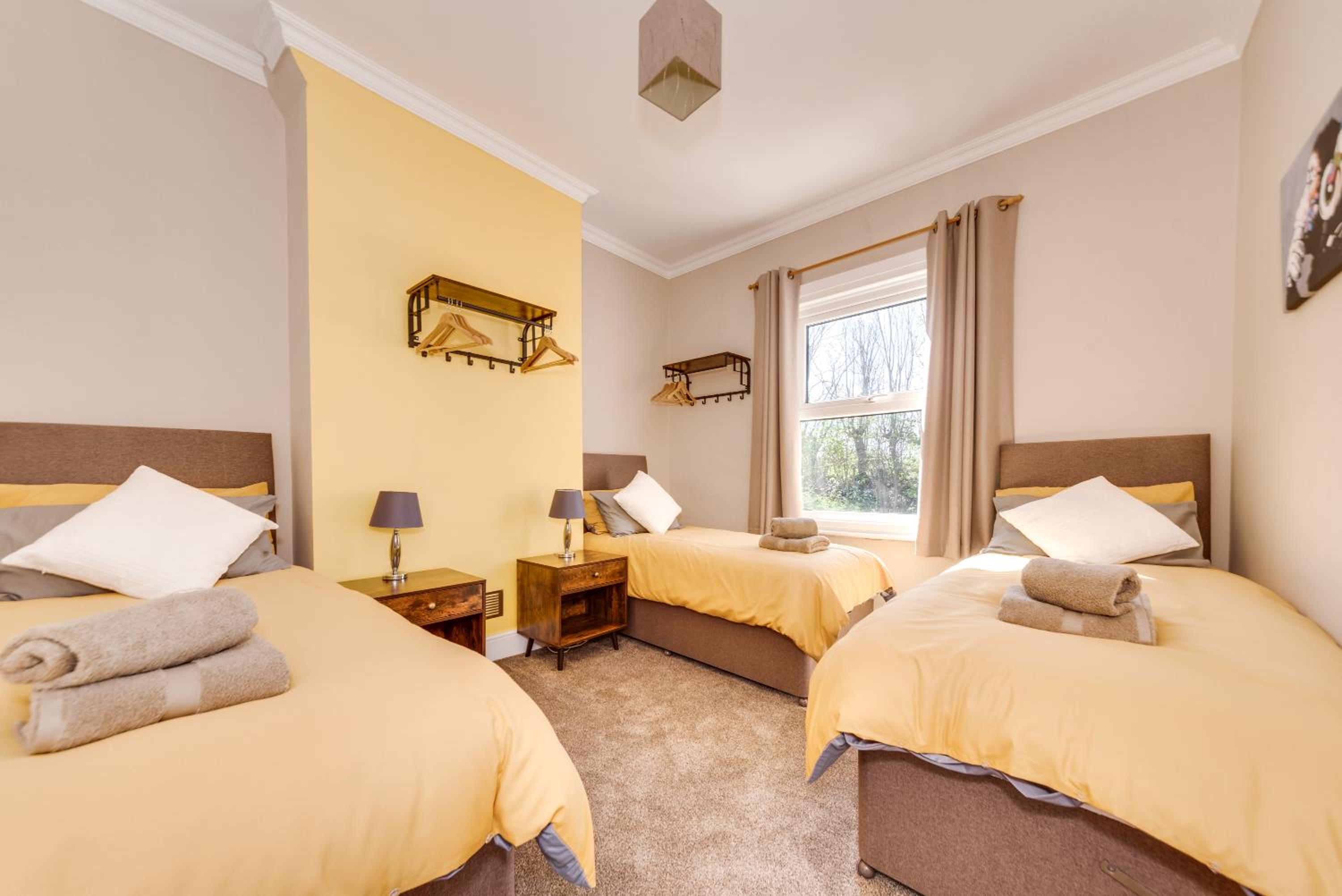Happy Monkey Town House - Sleeps 9 view 3