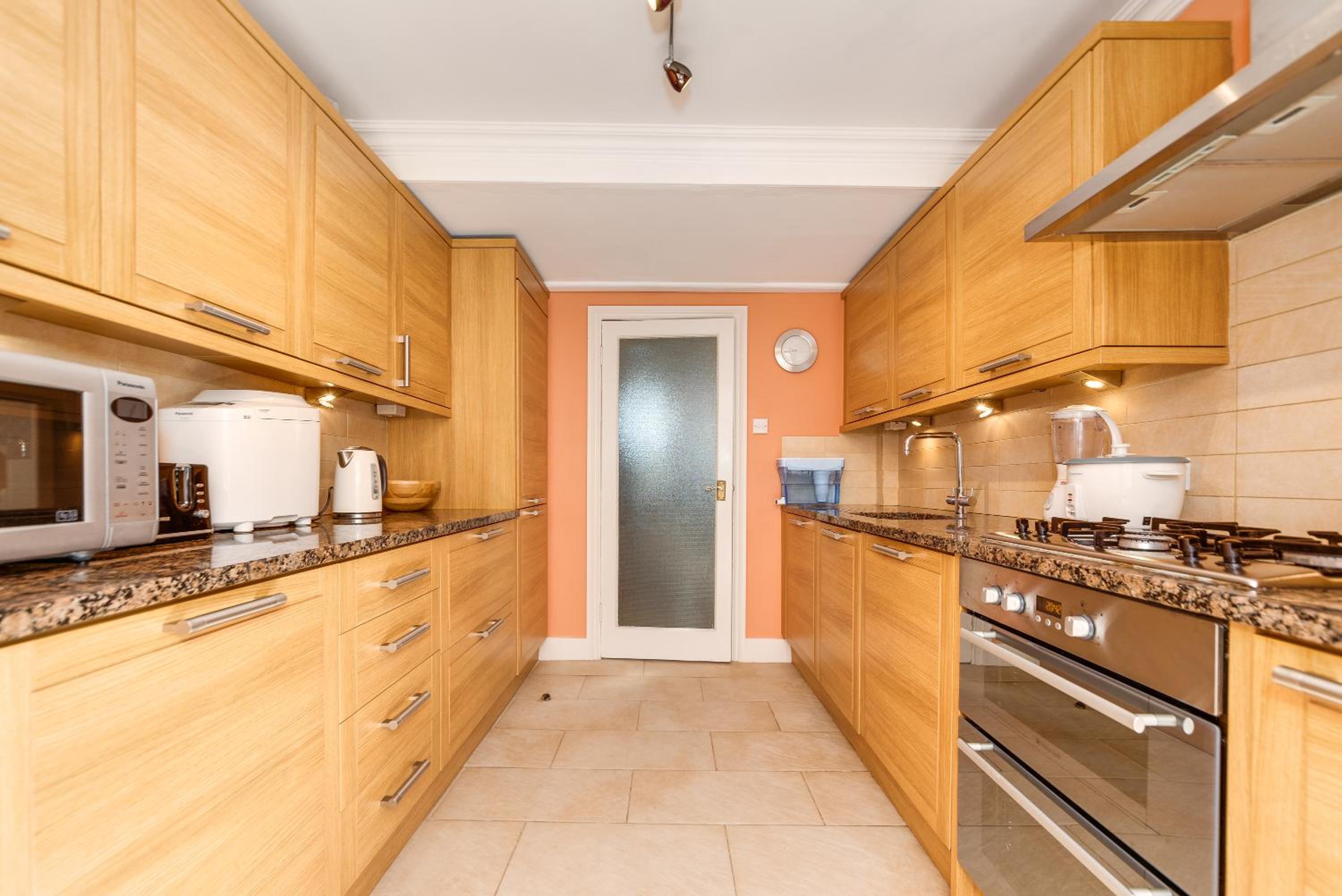 Happy Monkey Town House - Sleeps 9 view 2