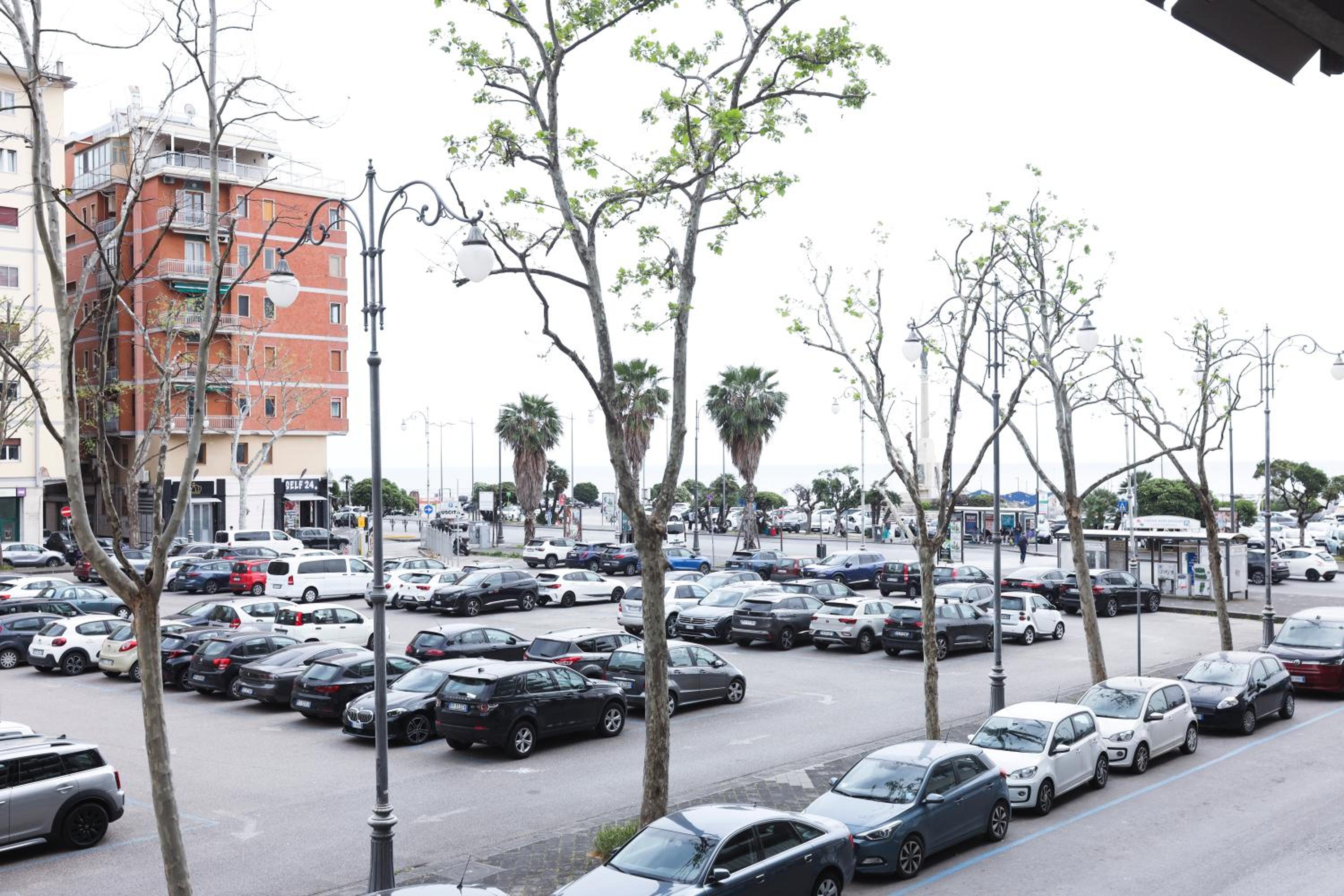 GuestHost - Lo Studio - Piazza della Concordia & Sea View Apt view 4