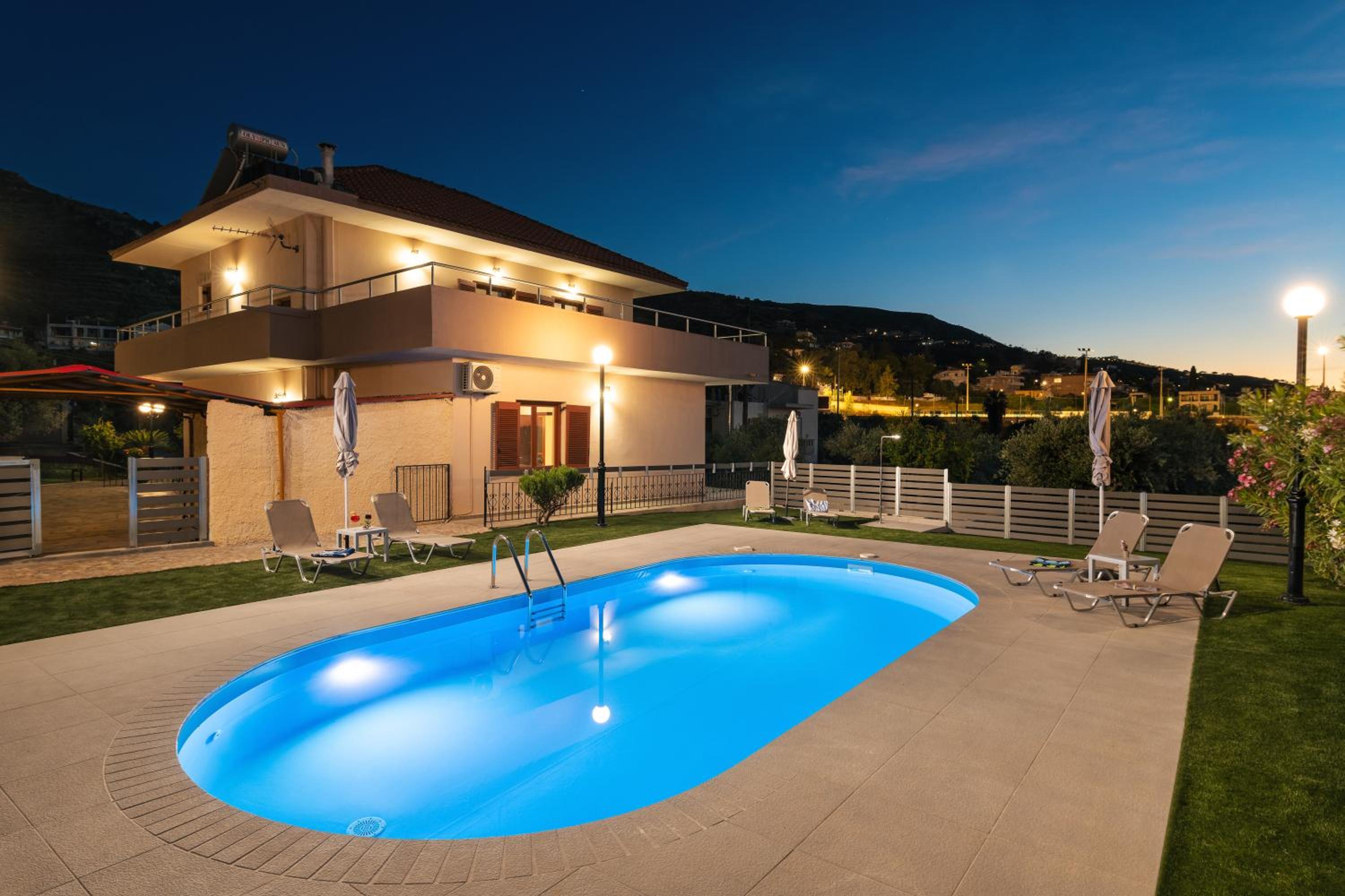 Garden House with Pool, 10min to center