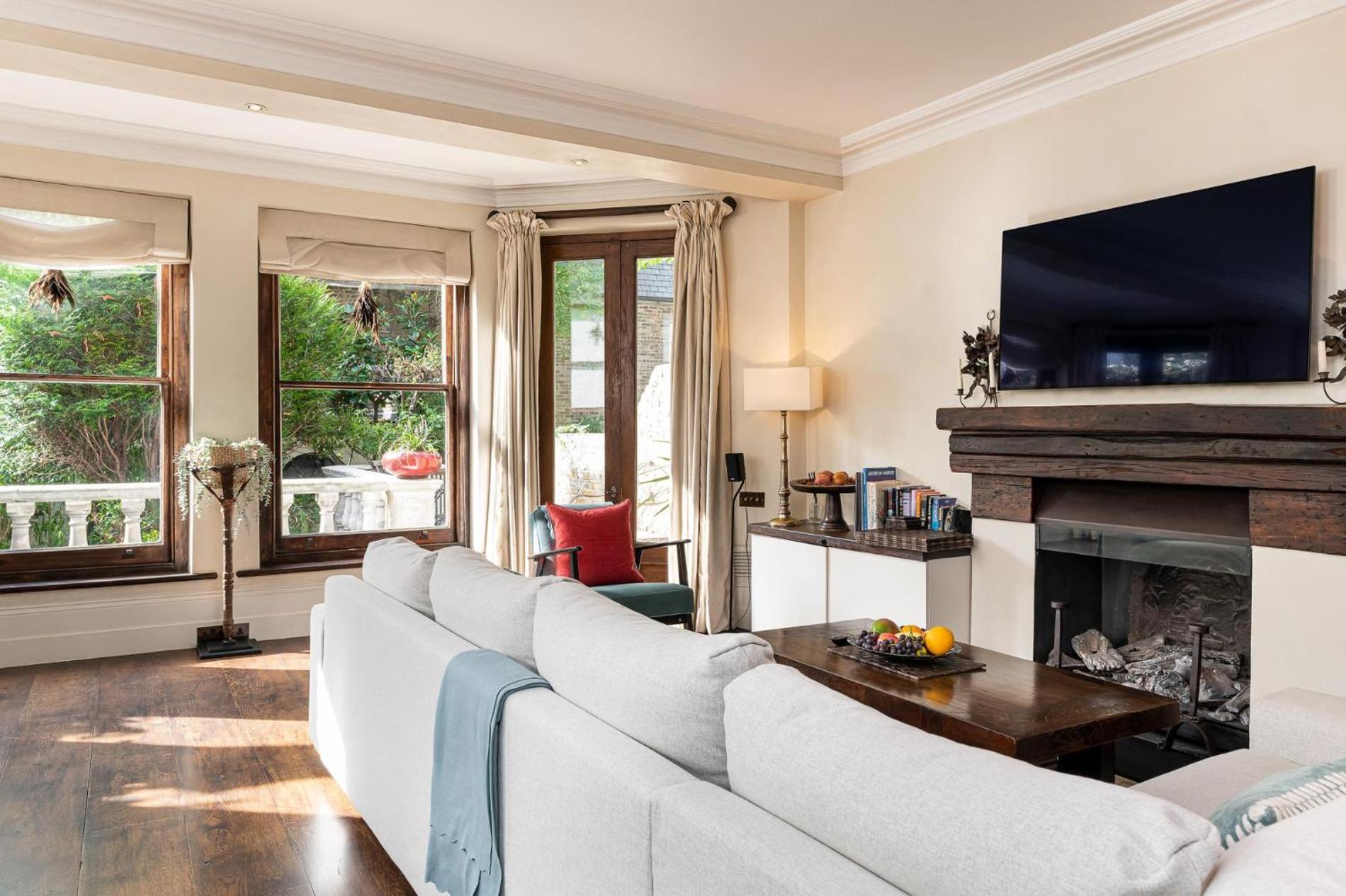A Chelsea Retreat - 2 Bedroom with Garden and Parking