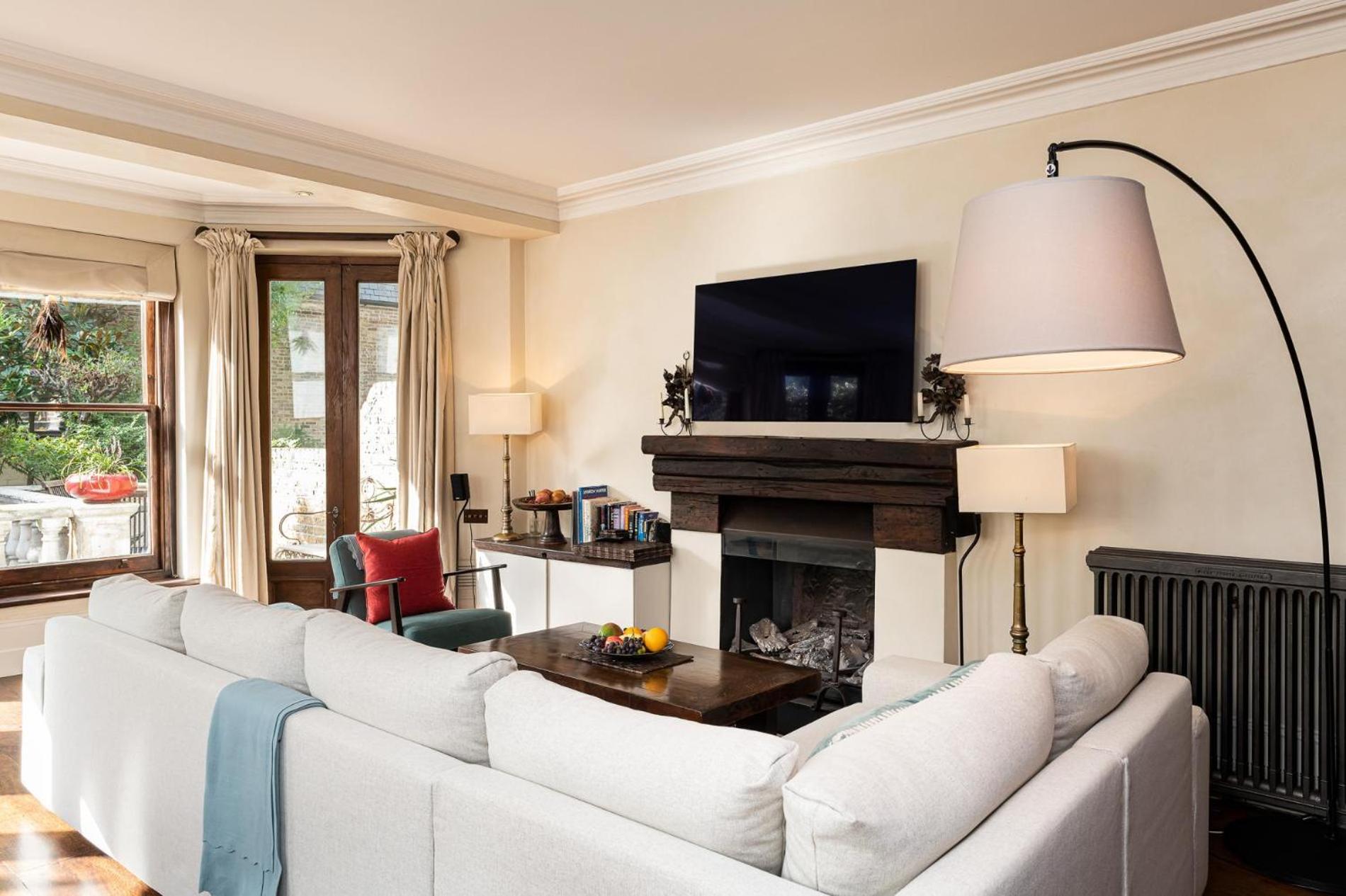 A Chelsea Retreat - 2 Bedroom with Garden and Parking