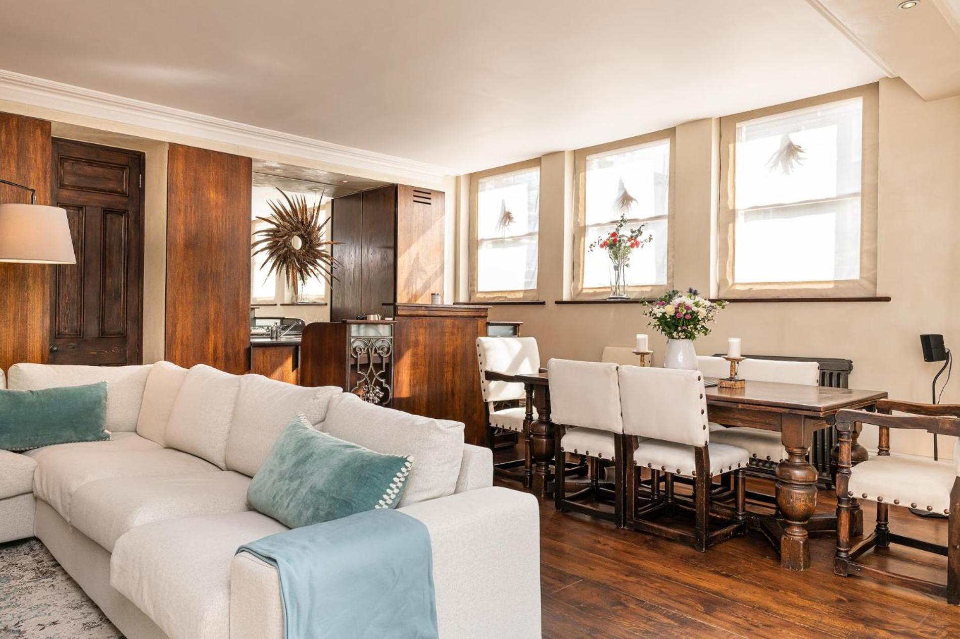 A Chelsea Retreat - 2 Bedroom with Garden and Parking