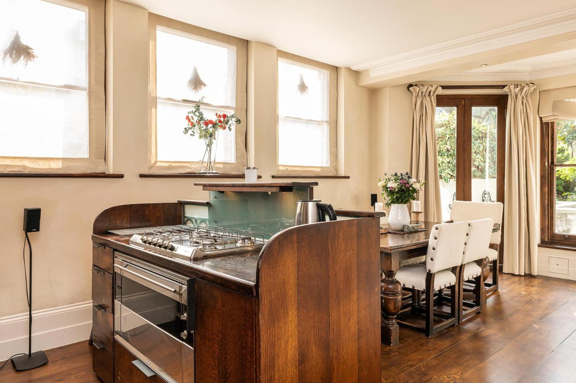 A Chelsea Retreat - 2 Bedroom with Garden and Parking
