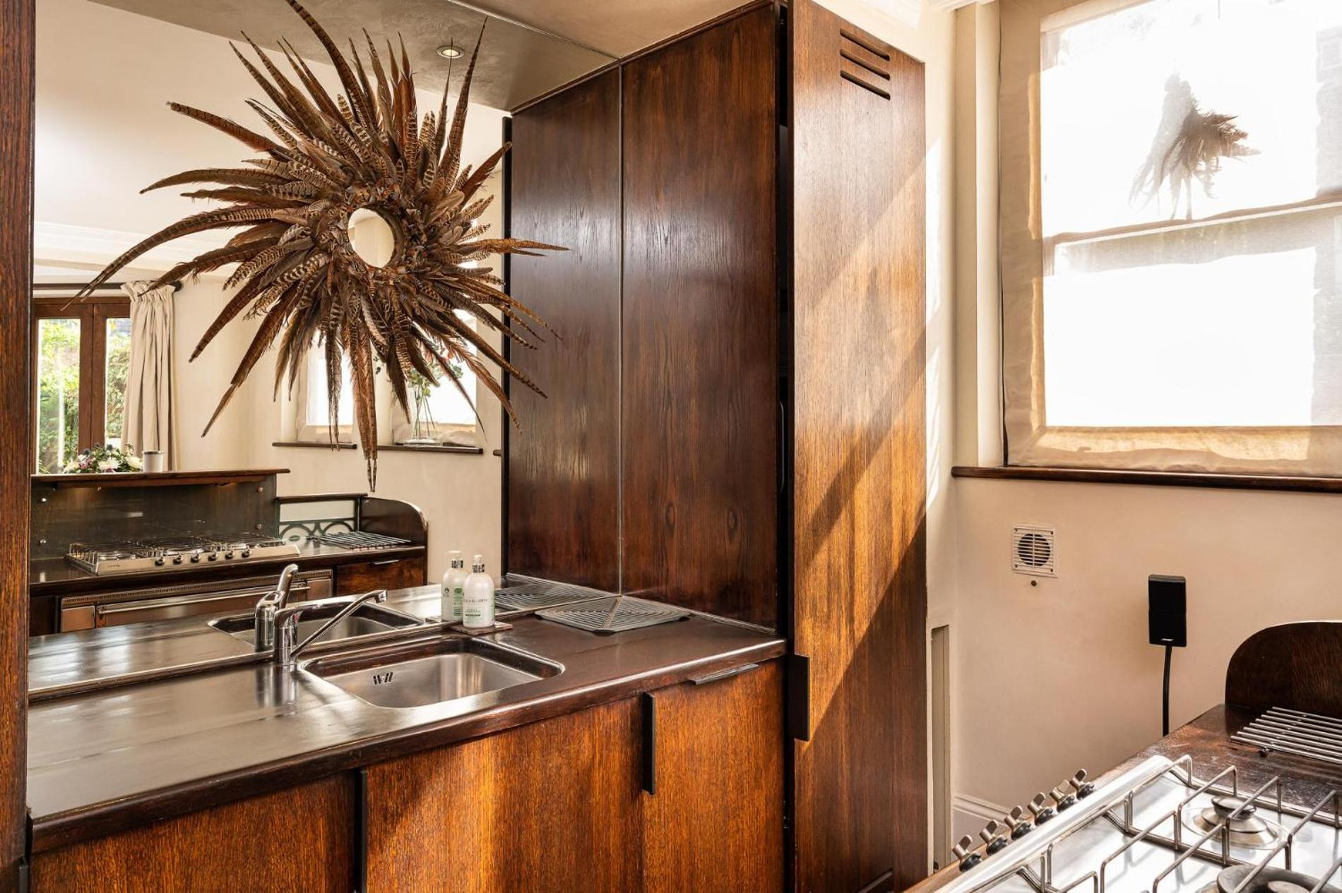 A Chelsea Retreat - 2 Bedroom with Garden and Parking