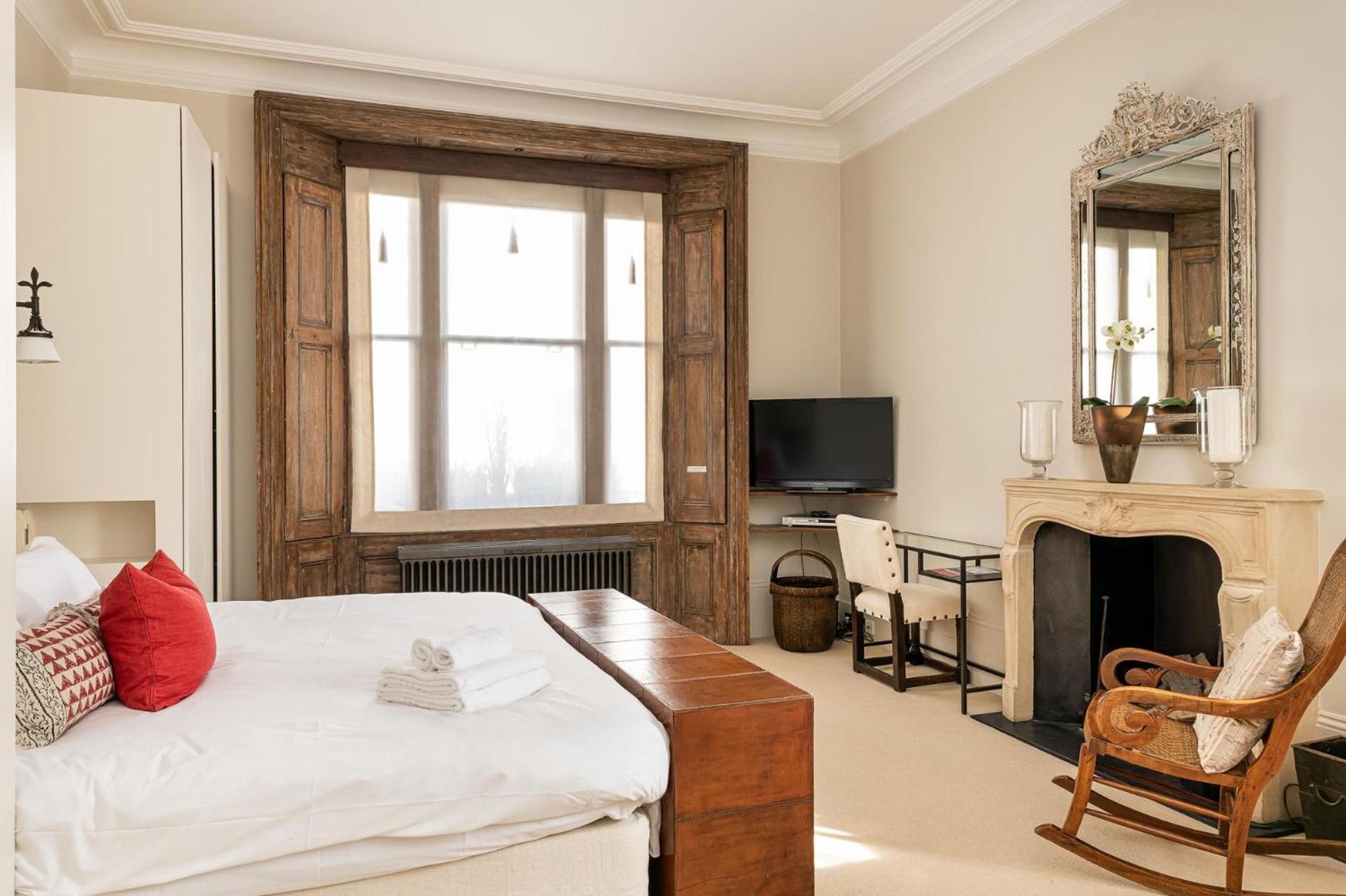 A Chelsea Retreat - 2 Bedroom with Garden and Parking
