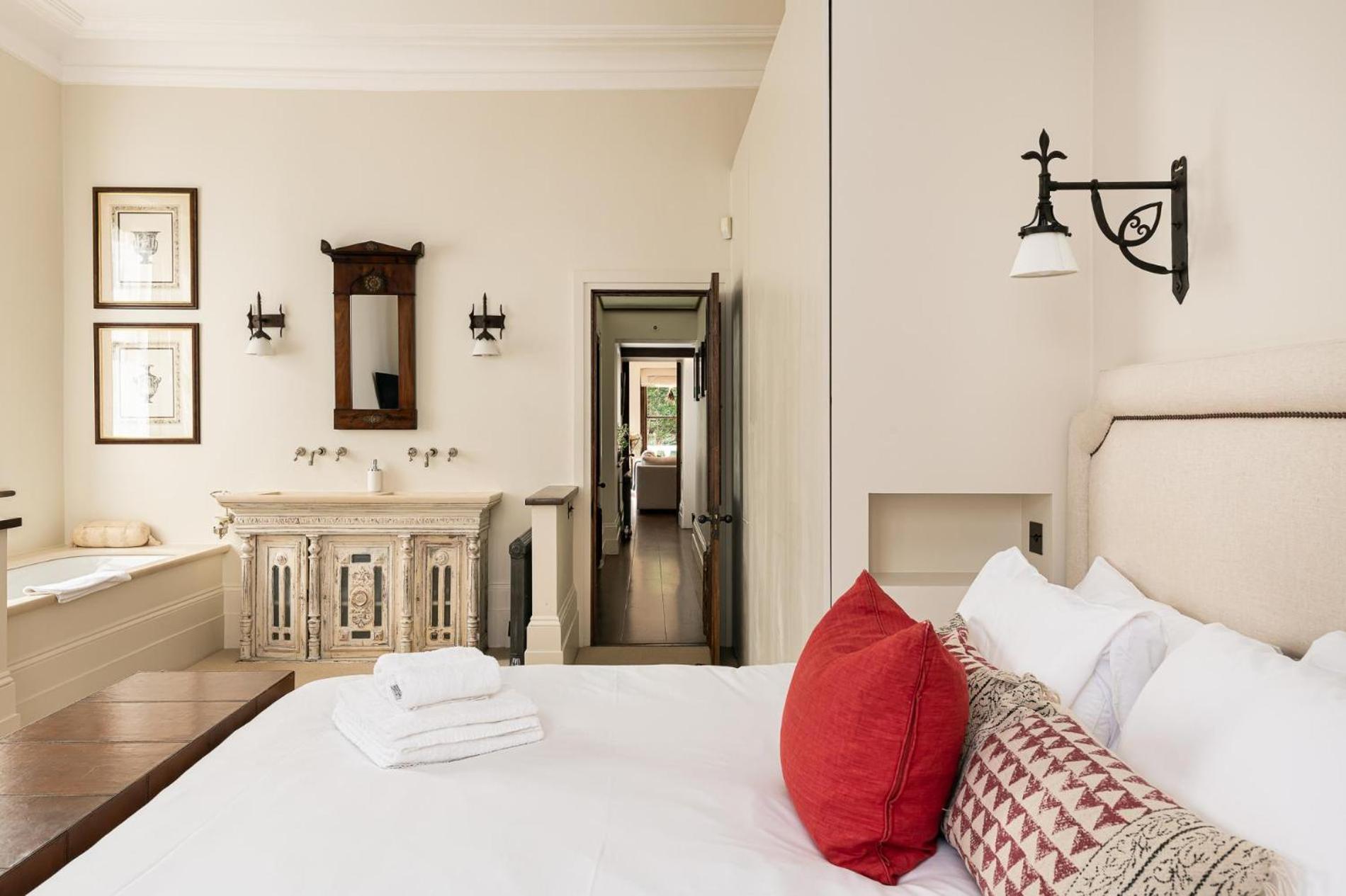 A Chelsea Retreat - 2 Bedroom with Garden and Parking