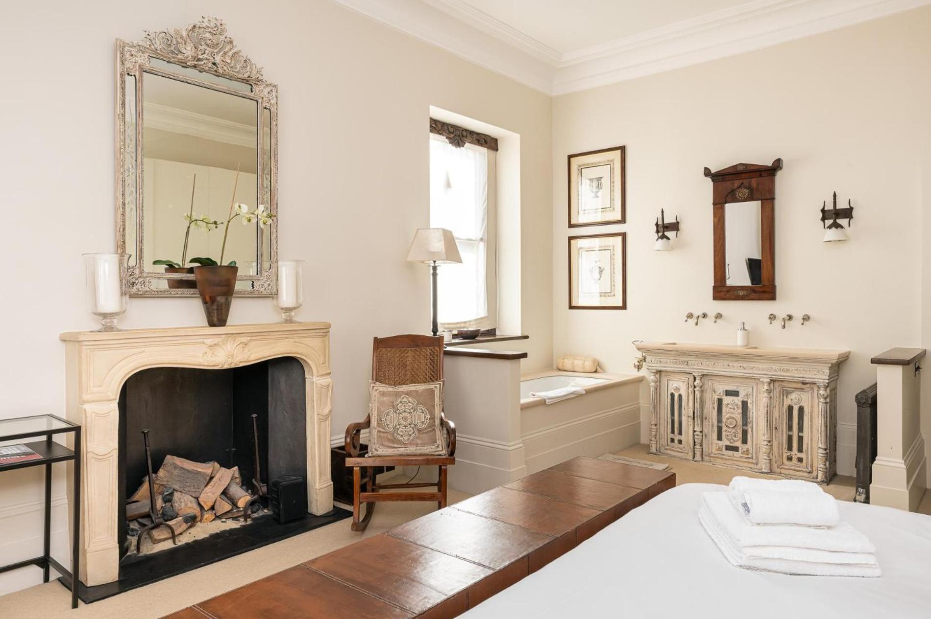 A Chelsea Retreat - 2 Bedroom with Garden and Parking