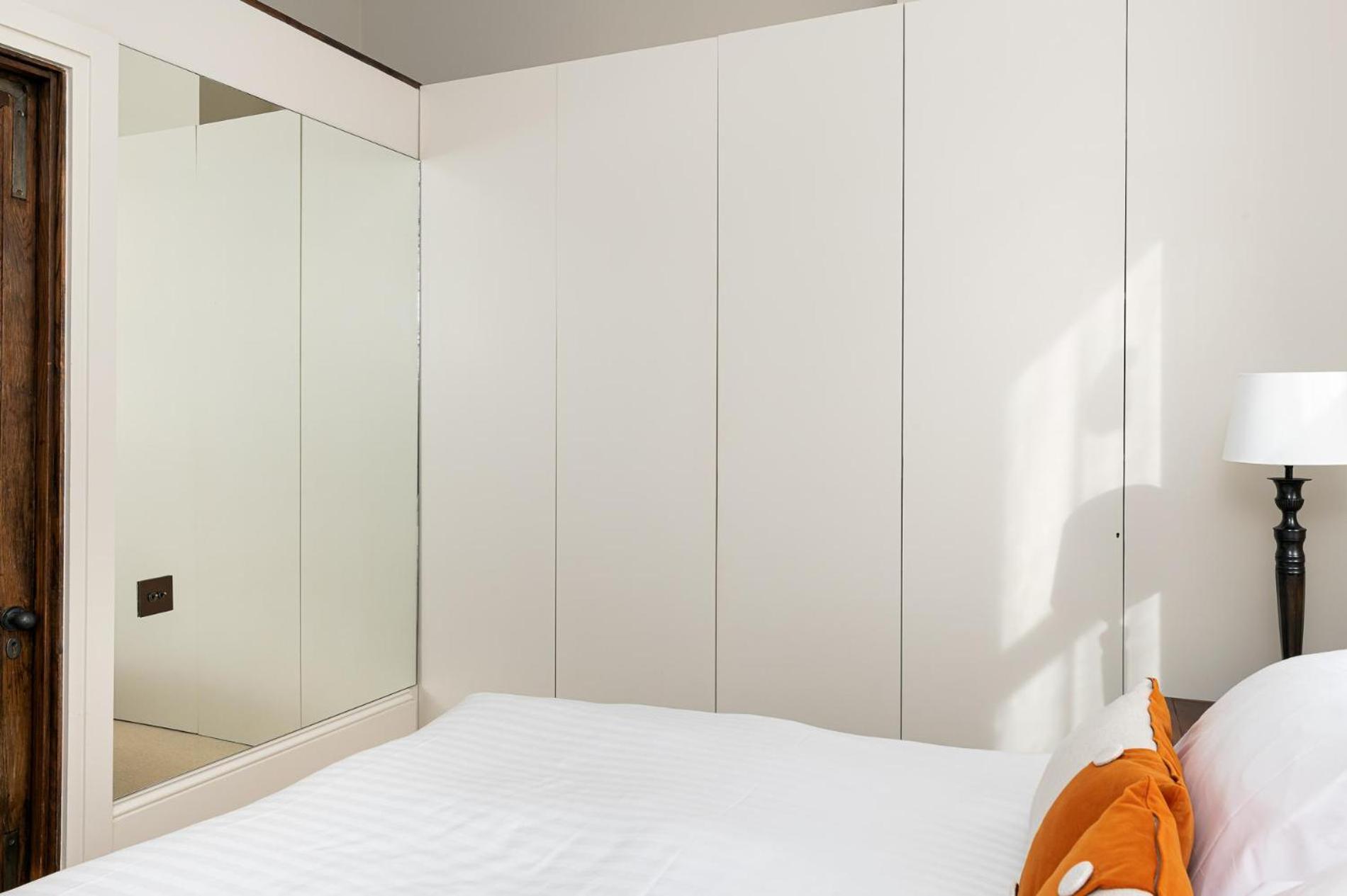 A Chelsea Retreat - 2 Bedroom with Garden and Parking
