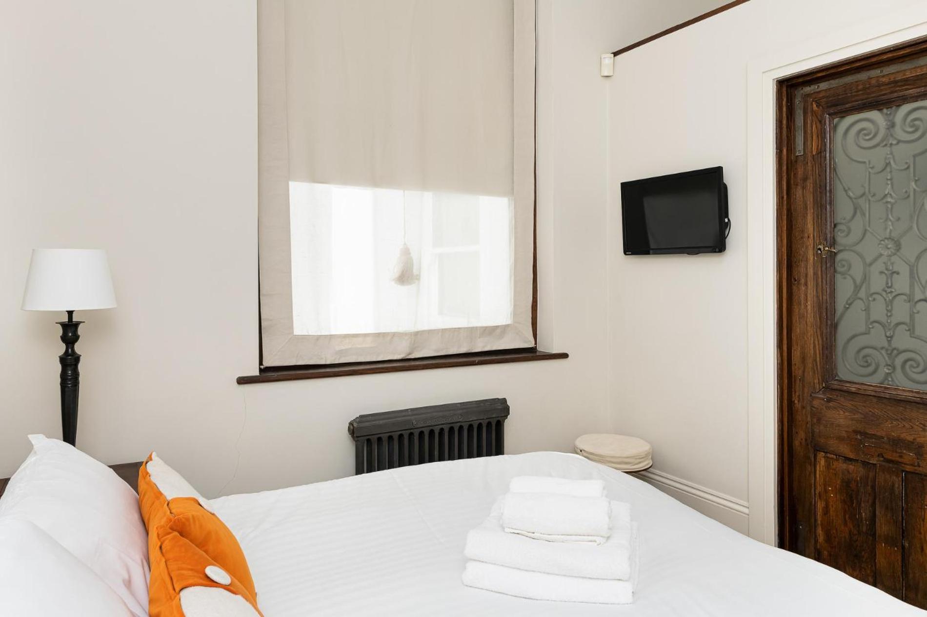A Chelsea Retreat - 2 Bedroom with Garden and Parking