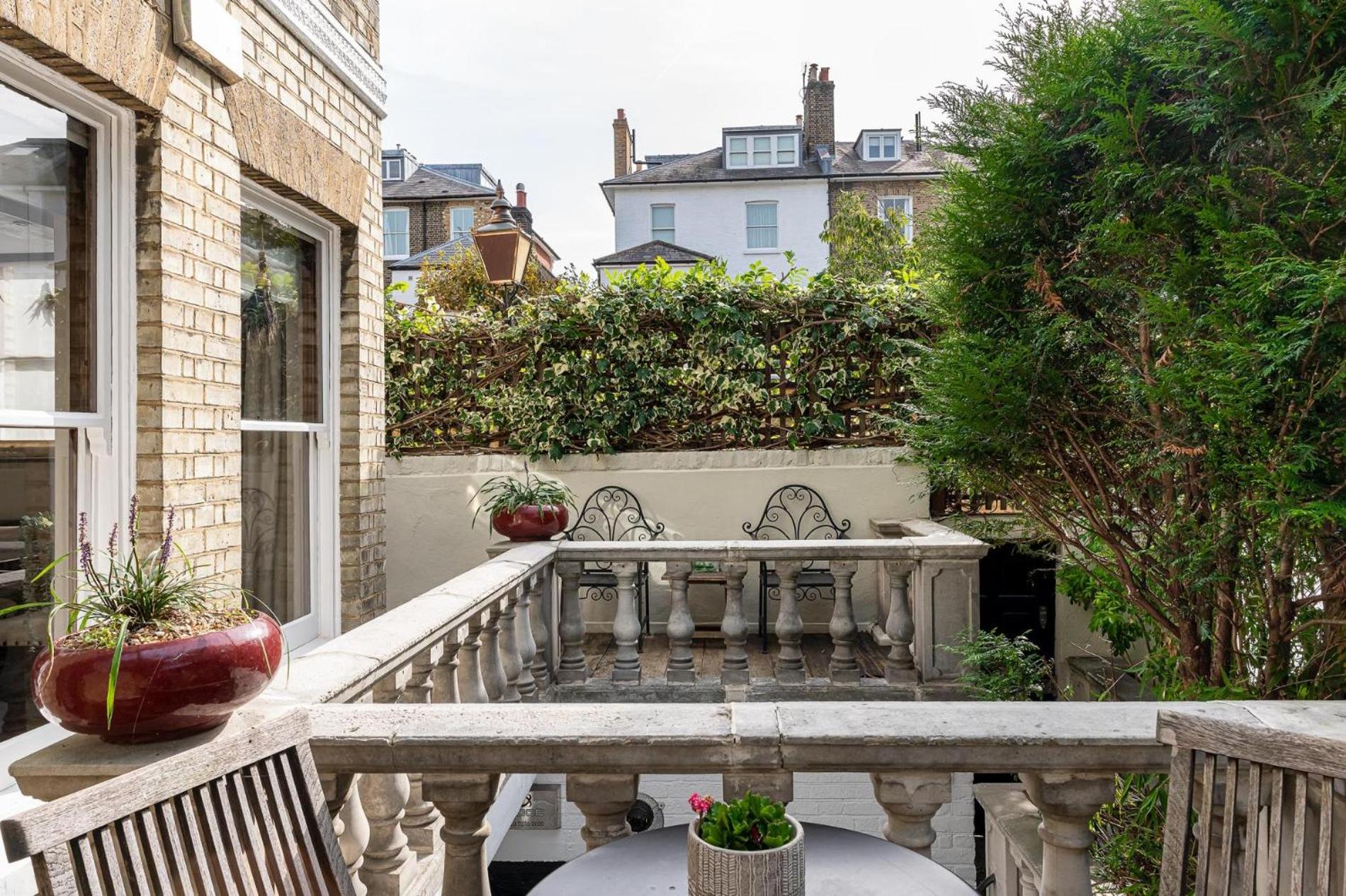 A Chelsea Retreat - 2 Bedroom with Garden and Parking