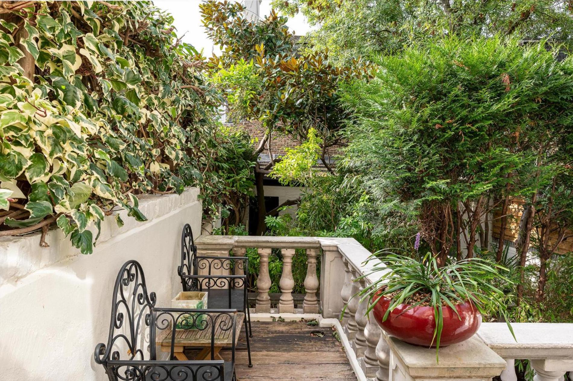 A Chelsea Retreat - 2 Bedroom with Garden and Parking