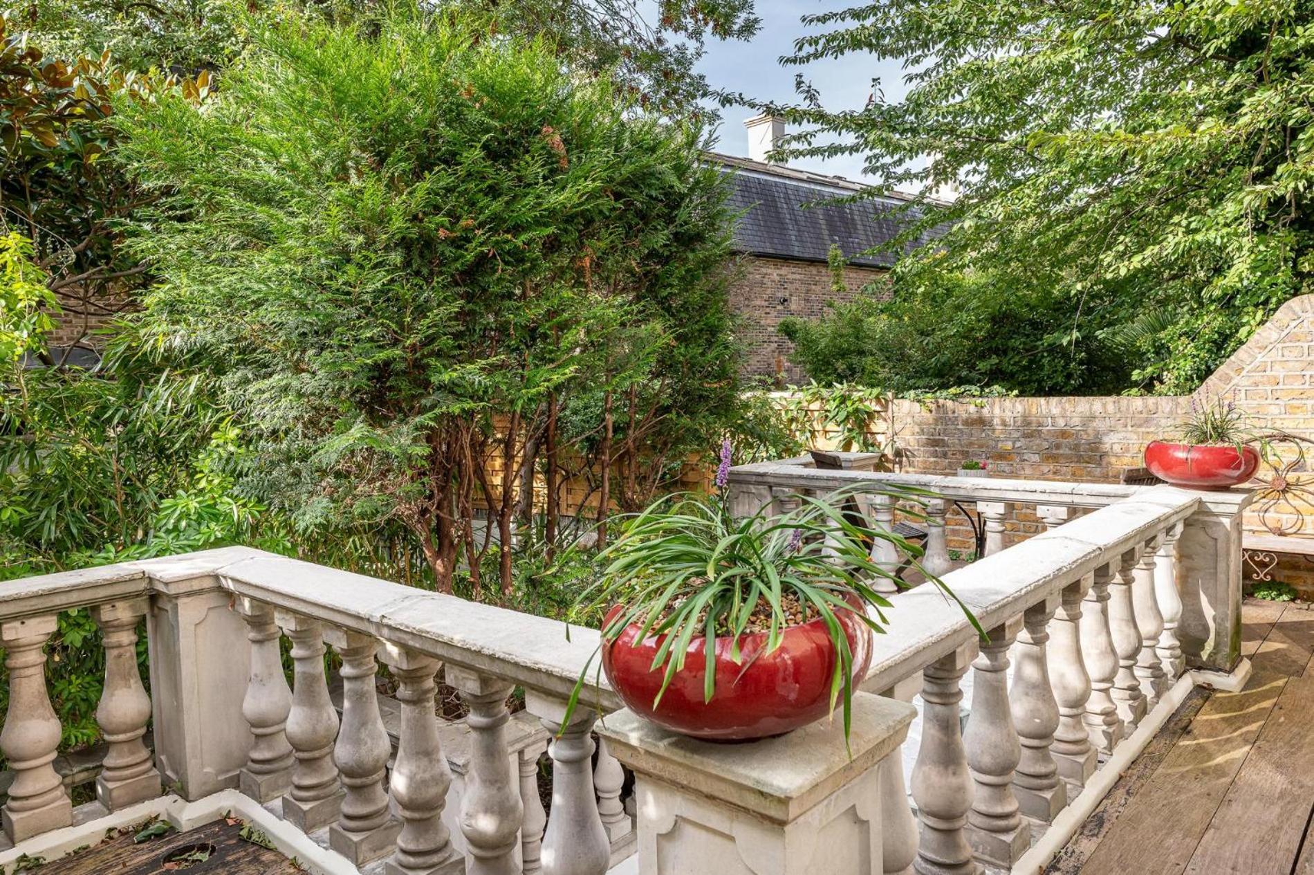 A Chelsea Retreat - 2 Bedroom with Garden and Parking