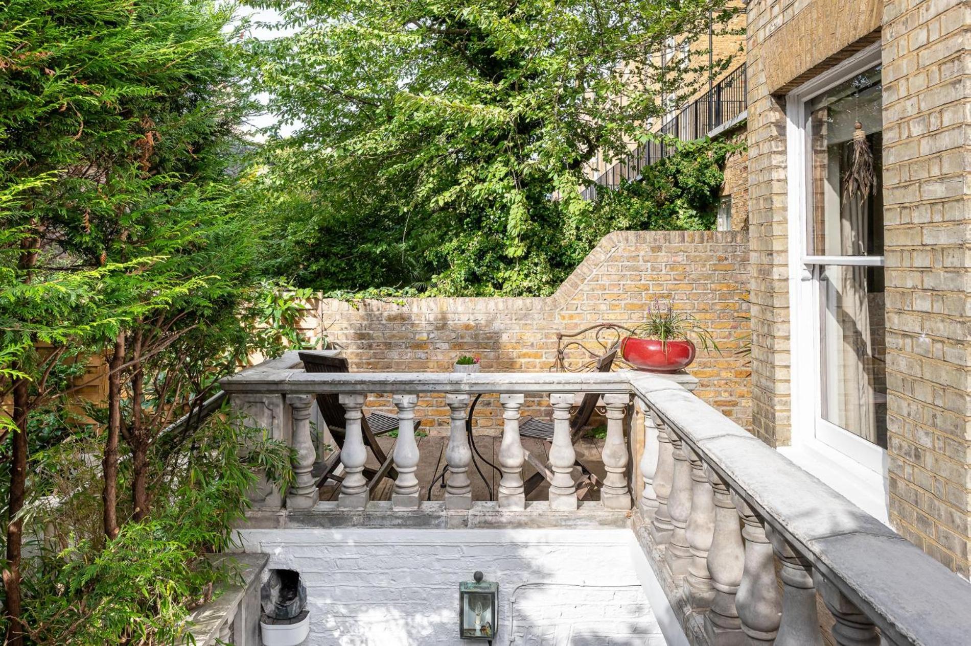 A Chelsea Retreat - 2 Bedroom with Garden and Parking