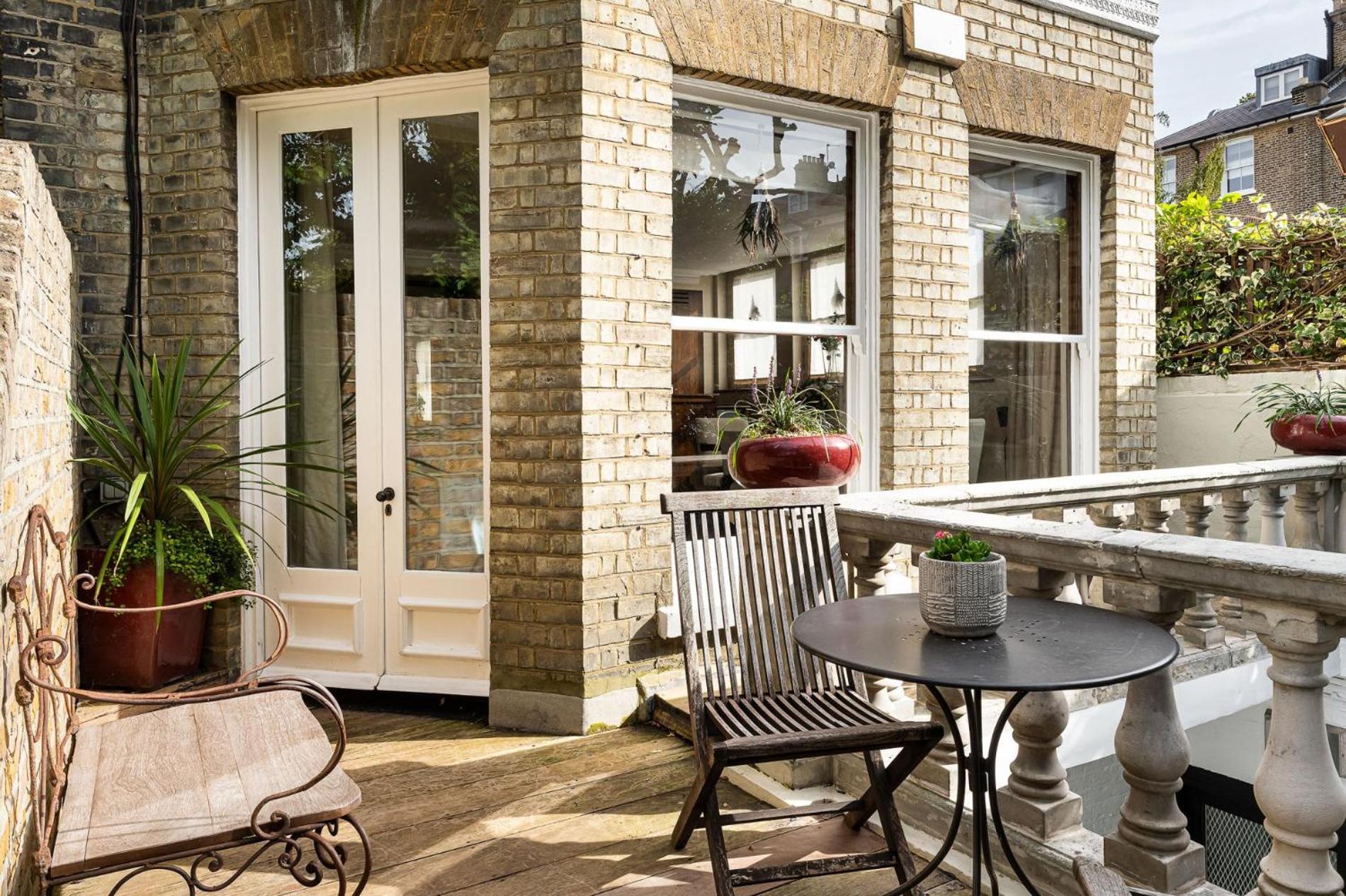A Chelsea Retreat - 2 Bedroom with Garden and Parking