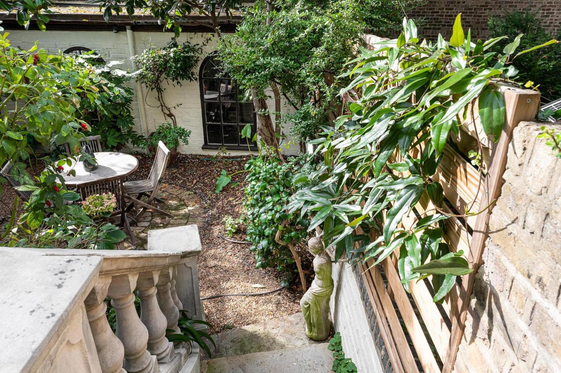 A Chelsea Retreat - 2 Bedroom with Garden and Parking
